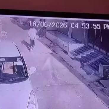 बेटे पर पिता की हत्या का आरोप, CCTV में कैद हुई दर्दनाक वारदात
हमीरपुर में वायरल वीडियो से सनसनी, उपचार के दौरान वृद्ध की मौत
मानसिक स्वास्थ्य और पारिवारिक सुरक्षा पर उठे गंभीर सवाल
✒️रिपोर्ट नागेंद्र पांडये
हमीरपुर। उत्तर प्रदेश के हमीरपुर जिले से एक बेहद संवेदनशील और हृदयविदारक मामला सामने आया है, जहां एक युवक पर अपने ही पिता पर जानलेवा हमला करने का आरोप है। घटना का वीडियो सोशल मीडिया पर वायरल होने के बाद पुलिस ने तत्काल संज्ञान लेते हुए जांच शुरू कर दी। घायल वृद्ध को उपचार के लिए अस्पताल ले जाया गया, लेकिन इलाज के दौरान उनकी मृत्यु हो गई। पुलिस का कहना है कि मामले में विधिक कार्रवाई पोस्टमार्टम रिपोर्ट और परिजनों की तहरीर के आधार पर की जाएगी।
हमीरपुर जिले के राठ कोतवाली क्षेत्र स्थित अतरौलिया मोहल्ले में हुई एक दर्दनाक घटना ने पूरे क्षेत्र को झकझोर कर रख दिया है। सोशल मीडिया पर वायरल हो रहे वीडियो में एक युवक अपने वृद्ध पिता के साथ मारपीट करता दिखाई दे रहा है। वीडियो सामने आने के बाद लोगों में आक्रोश और चिंता का माहौल है।
प्रारंभिक जानकारी के अनुसार, दिनांक 16 जून 2026 को एक युवक, जिसे पुलिस द्वारा मानसिक रूप से कमजोर बताया जा रहा है, ने अपने पिता के सिर पर लकड़ी के पटिये से वार कर दिया। वायरल वीडियो में युवक अपने पिता को जमीन पर पटककर लगातार हमला करता दिखाई दे रहा है।
घटना के बाद परिजनों और स्थानीय लोगों की मदद से घायल वृद्ध को तत्काल सामुदायिक स्वास्थ्य केंद्र राठ पहुंचाया गया। चिकित्सकों ने उनकी गंभीर स्थिति को देखते हुए उच्च चिकित्सा केंद्र रेफर कर दिया, जहां उपचार के दौरान उनकी मृत्यु हो गई।
सोशल मीडिया पर वायरल हुआ वीडियो
घटना का सीसीटीवी वीडियो सामने आने के बाद मामला तेजी से चर्चा का विषय बन गया। वीडियो में दिखाई दे रहे दृश्य बेहद संवेदनशील और विचलित करने वाले बताए जा रहे हैं। वीडियो वायरल होने के बाद पुलिस ने तत्काल जांच शुरू कर दी।
पुलिस ने क्या कहा?
पुलिस के अनुसार,घटना की प्रारंभिक जांच कराई गई है।फिलहाल मृतक का पंचायतनामा एवं पोस्टमार्टम की कार्रवाई उरई में की जा रही है।पुलिस का कहना है कि अभी तक परिजनों द्वारा कोई औपचारिक तहरीर नहीं दी गई है।
क्षेत्राधिकारी राठ राजीव प्रताप सिंह के अनुसार,तहरीर प्राप्त होने और पोस्टमार्टम रिपोर्ट आने के बाद नियमानुसार आगे की विधिक कार्रवाई की जाएगी।
मानसिक स्वास्थ्य पर भी उठे सवाल
घटना के बाद मानसिक स्वास्थ्य को लेकर भी चर्चा शुरू हो गई है।यदि आरोपी युवक वास्तव में मानसिक रूप से अस्वस्थ था, तो यह मामला केवल आपराधिक घटना ही नहीं बल्कि परिवारों में मानसिक स्वास्थ्य जागरूकता और समय पर उपचार की आवश्यकता को भी उजागर करता है l
हमीरपुर की यह घटना केवल एक आपराधिक प्रकरण नहीं बल्कि सामाजिक और मानसिक स्वास्थ्य से जुड़े गंभीर प्रश्न भी खड़े करती है।फिलहाल पुलिस जांच जारी है और पोस्टमार्टम रिपोर्ट तथा परिजनों के बयान के बाद मामले की वास्तविक परिस्थितियां स्पष्ट हो सकेंगी।पूरे क्षेत्र की निगाहें अब पुलिस जांच और आगामी कानूनी कार्रवाई पर टिकी हुई हैं।
🟥NDNEWS की अपील
🔹परिवार में किसी सदस्य के व्यवहार में असामान्य परिवर्तन दिखाई दे तो समय रहते चिकित्सकीय सलाह अवश्य लें।
🔹मानसिक स्वास्थ्य संबंधी समस्याओं को सामाजिक कलंक न मानें, बल्कि उपचार और परामर्श को प्राथमिकता दें।
🔹घरेलू विवादों या तनावपूर्ण परिस्थितियों में हिंसा के बजाय संवाद और विशेषज्ञ सहायता का सहारा लें।
🔹प्रशासन एवं स्वास्थ्य विभाग को ग्रामीण और शहरी क्षेत्रों में मानसिक स्वास्थ्य जागरूकता अभियान चलाने चाहिए।
मानसिक स्वास्थ्य की समय पर पहचान और उपचार कई परिवारों को ऐसी दुखद घटनाओं से बचा सकता है।
👇👇
@Uppolice
@hamirpurpolice
@CMOfficeUP
@myogiadityanath
@HomeDepttUP
@UPGovt
@ChiefSecyUP
@adgzonekanpur
👇👇
#NDNews #दैनिकनिष्पक्षधारा #Hamirpur #Rath #UPPolice #BreakingNews #CrimeNews #ViralVideo #MentalHealthAwareness #PoliceInvestigation
#हमीरपुर_पुलिस #राठ_कोतवाली #उत्तरप्रदेश_पुलिस #मानसिक_स्वास्थ्य #सामाजिक_जागरूकता #NDNewsChannel #DailyNishpakshDhara
👇👇
🟥 ND NEWS | दैनिक निष्पक्ष धारा
मुख्य संपादक / संस्थापक: राजन सिंह हाड़ा
सह-संपादक: शालिनी सिंह भदौरिया
📍 कार्यालय-3: U158, हीरा स्वीट्स के पास, विकास मार्ग, लक्ष्मी नगर, पूर्वी दिल्ली, पिन कोड – (110092) (NCR)
📍 कार्यालय-2: विधानसभा रोड, बर्लिंगटन चौराहा, लखनऊ (226001) (UP)
📍 कार्यालय-1: 1/1 अटल बिहारी चौराहा, नियर बर्मा चौराहा, फतेहपुर (212601) (UP)
📅 दिनांक: 18 जून 2026
📆 दिन: गुरुवार
📧 Email: ndnewschannel@gmail.com
📞 मोबाइल: 9696119696