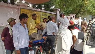जेसीबी की चपेट में युवक की मौत, परिजनों ने हत्या का लगाया आरोप
फतेहपुर के असोथर में सनसनी: पैसे के लेन-देन विवाद के बाद मौत पर उठे सवाल
मृतक के भाई ने चार लोगों को नामजद बताया, पुलिस जांच और पोस्टमार्टम रिपोर्ट का इंतजार
✒️रिपोर्ट अमर केसरवानी
फतेहपुर। उत्तर प्रदेश के फतेहपुर जनपद के असोथर थाना क्षेत्र में एक 24 वर्षीय युवक की जेसीबी की चपेट में आने से हुई मौत ने कई सवाल खड़े कर दिए हैं। जहां शुरुआती जानकारी में इसे दुर्घटना बताया जा रहा है, वहीं मृतक के परिजनों ने इसे सुनियोजित हत्या करार देते हुए चार लोगों पर गंभीर आरोप लगाए हैं। पुलिस ने शव को पोस्टमार्टम के लिए भेजकर मामले की जांच शुरू कर दी है।
फतेहपुर जनपद के असोथर थाना क्षेत्र अंतर्गत कुसियापुर गांव के समीप बीती रात एक दर्दनाक घटना सामने आई, जिसमें सरकण्डी गांव निवासी 24 वर्षीय अतुल तिवारी की जेसीबी की चपेट में आने से मौके पर ही मौत हो गई। घटना की सूचना मिलते ही क्षेत्र में हड़कंप मच गया और बड़ी संख्या में ग्रामीण घटनास्थल पर पहुंच गए।
पुलिस ने मौके पर पहुंचकर शव को कब्जे में लिया और पंचनामा भरने के बाद पोस्टमार्टम के लिए भेज दिया। हालांकि मामले ने उस समय नया मोड़ ले लिया जब मृतक के बड़े भाई राहुल तिवारी ने इसे दुर्घटना नहीं बल्कि हत्या बताया।
पैसे के लेन-देन को लेकर विवाद का आरोप
पोस्टमार्टम हाउस पहुंचे मृतक के भाई राहुल तिवारी ने आरोप लगाया कि उनके भाई अतुल तिवारी गांव के ही धनंजय सिंह पुत्र दलजीत सिंह उर्फ बउवा के यहां कई वर्षों से वाहन चलाने का कार्य करता था। राहुल के अनुसार धनंजय पर उसके भाई का लगभग साढ़े तीन लाख रुपये बकाया था।
परिजनों का आरोप है कि रुपये मांगने को लेकर दोनों पक्षों के बीच कई बार विवाद हुआ था। राहुल तिवारी का कहना है कि घटना वाली रात लगभग तीन बजे अतुल को बुलाया गया और इसके बाद धनंजय सिंह, अभिषेक, जेसीबी चालक ननकू सहित अन्य लोगों ने मिलकर जेसीबी से कुचलकर उसकी हत्या कर दी।
पुलिस कार्रवाई पर भी उठाए सवाल
मृतक के भाई ने पुलिस की कार्यशैली पर भी सवाल उठाते हुए आरोप लगाया कि जब वह थाने पहुंचा तो उसकी तहरीर के बजाय पुलिस अपनी मर्जी के अनुसार शिकायत लिखवाने का प्रयास कर रही थी। उन्होंने यह भी दावा किया कि मुख्य आरोपी थाने आया था लेकिन कुछ देर बाद वहां से चला गया।
इन आरोपों के बाद मामला और संवेदनशील हो गया है तथा स्थानीय लोगों के बीच घटना को लेकर चर्चा का विषय बना हुआ है।
जांच के बाद ही स्पष्ट होगी सच्चाई
फिलहाल पुलिस पूरे मामले की जांच में जुटी हुई है। घटना दुर्घटना थी या हत्या, इसका स्पष्ट खुलासा पोस्टमार्टम रिपोर्ट, फोरेंसिक साक्ष्यों और पुलिस जांच के बाद ही हो सकेगा। पुलिस अधिकारियों का कहना है कि सभी पहलुओं को ध्यान में रखकर निष्पक्ष जांच की जा रही है और तथ्य सामने आने पर विधिक कार्रवाई की जाएगी।
असोथर क्षेत्र की यह घटना केवल एक सड़क या मशीन दुर्घटना का मामला नहीं रह गई है, बल्कि इसमें लगाए गए हत्या और लेन-देन विवाद के आरोपों ने जांच एजेंसियों के सामने कई महत्वपूर्ण प्रश्न खड़े कर दिए हैं। अब पूरे मामले की सच्चाई पुलिस जांच और पोस्टमार्टम रिपोर्ट के निष्कर्षों पर निर्भर करेगी। परिजन न्याय की मांग कर रहे हैं और क्षेत्र की निगाहें प्रशासनिक कार्रवाई पर टिकी हुई हैं।
कानून का राज तभी मजबूत होता है जब हर मौत की निष्पक्ष जांच हो और दोषियों को न्यायालय के समक्ष जवाबदेह बनाया जाए।
👇👇
@dgpup
@RSSorg
@UPGovt
@wpl1090
@RSSgeet
@Uppolice
@MIB_India
@PMOIndia
@HMOIndia
@abmanglik
@VHPDigital
@igrangealld
@myogioffice
@InfoDeptUP
@dmfatehpur
@sdmsadarftp
@CMOfficeUP
@CMOUP_RC
@ChiefSecyUP
@ChiefSecyUP
@MahantYogiG
@FatehpurSdm
@fatehpurpolice
@BajrangDalOrg
@112UttarPradesh
@myogiadityanath
@CommissionerPrg
@ADGZonPrayagraj
👇👇
#NDNews #Fatehpur #Asothar #BreakingNews #AtulTiwari #PoliceInvestigation #JusticeForVictim #UPNews #FatehpurPolice
#असोथर_थाना #फतेहपुर_पुलिस #जिलाधिकारी_फतेहपुर #पुलिस_अधीक्षक_फतेहपुर #NDNewsChannel #DailyNishpakshDhara #LawAndOrder
👇👇
🟥 NDNEWS | दैनिक निष्पक्ष धारा
मुख्य संपादक/संस्थापक:राजन सिंह हाड़ा
सह-संपादक:शालिनी सिंह भदौरिया
✒️रिपोर्ट:सहयोगी शिवा गुप्ता के साथ जिला ब्यूरो अजय श्रीवास्तव
📍 कार्यालय-3:U158,हीरा स्वीट्स के पास,विकास मार्ग,लक्ष्मी नगर,पूर्वी दिल्ली(110092) (NCR)
📍 कार्यालय-2: विधानसभा रोड, बर्लिंगटन चौराहा,लखनऊ (226001) (UP)
📍 कार्यालय-1:1/1अटल बिहारी चौराहा,नियर बर्मा चौराहा,फतेहपुर (212601) (UP)
📅 दिनांक:17 जून 2026
📆 दिन: बुधवार
📧 Email: ndnewschannel@gmail.com
📞 मोबाइल: 9696119696