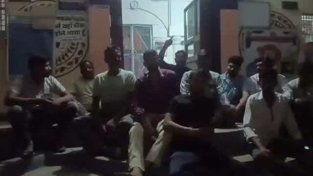 नाहरगढ़ प्राथमिक स्वास्थ्य केंद्र में डिलीवरी मरीज को बिना समुचित जांच के रेफर किए जाने के आरोप पर परिजनों और ग्रामीणों का विरोध प्रदर्शन। स्वास्थ्य व्यवस्थाओं को लेकर उठे गंभीर सवाल।
#नाहरगढ़ #मंदसौर #स्वास्थ्यविभाग #प्राथमिकस्वास्थ्यकेंद्र #विरोधप्रदर्शन डिलीवरीमरीज ग्रामीणआक्रोश मध्यप्रदेशसमाचार YashasviDuniya