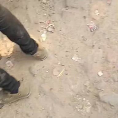 अनियंत्रित कार हार्डवेयर की दुकान में घुसी, टला बड़ा हादसा
ग्रामीणों की सूझबूझ से दुकान से बाहर निकाली गई कार
मलवां क्षेत्र में हादसे के बाद सड़क सुरक्षा पर उठे सवाल
✒️रिपोर्ट: कमल बाजपेई के साथ अजय श्रीवास्तव
फतेहपुर। जनपद के मलवां क्षेत्र में उस समय अफरा-तफरी का माहौल बन गया जब एक अनियंत्रित कार सड़क किनारे स्थित सुखदेव हार्डवेयर की दुकान में जा घुसी। राहत की बात यह रही कि घटना के समय दुकान और आसपास मौजूद किसी व्यक्ति को चोट नहीं आई। स्थानीय ग्रामीणों ने तत्परता दिखाते हुए कार को सुरक्षित बाहर निकालने में मदद की, जिससे बड़ा हादसा टल गया।
फतेहपुर जिले के मलवां क्षेत्र में स्थित सुखदेव हार्डवेयर की दुकान में एक अनियंत्रित कार के घुस जाने से इलाके में हड़कंप मच गया। प्रत्यक्षदर्शियों के अनुसार कार अचानक नियंत्रण खो बैठी और सीधे दुकान के अंदर जा घुसी। घटना के दौरान आसपास मौजूद लोग कुछ समय के लिए सहम गए।
घटना के तुरंत बाद स्थानीय ग्रामीण मौके पर पहुंच गए और हालात का जायजा लिया। गनीमत रही कि हादसे के समय दुकान के सामने कोई ग्राहक या राहगीर मौजूद नहीं था, अन्यथा बड़ा नुकसान हो सकता था।
ग्रामीणों ने दिखाई तत्परता
हादसे के बाद बड़ी संख्या में ग्रामीण मौके पर एकत्र हो गए। लोगों ने एकजुट होकर कार को दुकान के भीतर से सुरक्षित बाहर निकालने का प्रयास किया। काफी मशक्कत के बाद वाहन को बाहर निकाला गया और स्थिति सामान्य हुई।
बड़ा हादसा टला
स्थानीय लोगों के अनुसार कार की रफ्तार अधिक होने के कारण वह अचानक नियंत्रण से बाहर हो गई। हालांकि घटना में किसी व्यक्ति के घायल होने की सूचना नहीं है, लेकिन दुकान को आंशिक नुकसान पहुंचने की आशंका जताई जा रही है।
सड़क सुरक्षा पर फिर उठे सवाल
इस घटना के बाद क्षेत्र में सड़क सुरक्षा और वाहन संचालन को लेकर चर्चा शुरू हो गई है। स्थानीय लोगों का कहना है कि तेज गति और लापरवाही से वाहन चलाने की घटनाएं लगातार बढ़ रही हैं, जिन पर प्रभावी नियंत्रण की आवश्यकता है।
मलवां क्षेत्र में हुई यह घटना सौभाग्यवश बिना किसी जनहानि के समाप्त हो गई, लेकिन यह सड़क सुरक्षा के प्रति सतर्क रहने का एक महत्वपूर्ण संदेश भी देती है। स्थानीय लोगों की त्वरित मदद और सामूहिक प्रयास के चलते स्थिति जल्द नियंत्रण में आ गई। प्रशासनिक स्तर पर भी ऐसे हादसों की रोकथाम के लिए जागरूकता और सुरक्षा उपायों को मजबूत किए जाने की आवश्यकता महसूस की जा रही है।
🟥 ND NEWS की अपील
🔹 वाहन चलाते समय निर्धारित गति सीमा का पालन करें।
🔹 नशे, थकान या लापरवाही की स्थिति में वाहन न चलाएं।
🔹 बाजार, स्कूल और भीड़भाड़ वाले क्षेत्रों में विशेष सावधानी बरतें।
🔹 स्थानीय प्रशासन सड़क सुरक्षा जागरूकता अभियान को और प्रभावी बनाए।
🔹 नागरिक भी दुर्घटना की स्थिति में अफवाह फैलाने के बजाय राहत एवं बचाव कार्य में सहयोग करें।
"सड़क पर एक छोटी सी सावधानी, कई परिवारों को बड़े हादसे से बचा सकती है।"
👇👇
👇👇
@dgpup
@RSSorg
@UPGovt
@wpl1090
@RSSgeet
@Uppolice
@MIB_India
@PMOIndia
@HMOIndia
@abmanglik
@VHPDigital
@igrangealld
@myogioffice
@InfoDeptUP
@dmfatehpur
@sdmsadarftp
@CMOfficeUP
@CMOUP_RC
@UPPRD1948
@ChiefSecyUP
@ChiefSecyUP
@MahantYogiG
@FatehpurSdm
@fatehpurpolice
@BajrangDalOrg
@112UttarPradesh
@myogiadityanath
@CommissionerPrg
@ADGZonPrayagraj
👇👇
#NDNews #दैनिकनिष्पक्षधारा #Fatehpur #Malwan #RoadAccident #BreakingNews #RoadSafety #TrafficAwareness #UPNews #NDNewsChannel
#मलवां #फतेहपुर #सुखदेव_हार्डवेयर #सड़क_सुरक्षा #यातायात_जागरूकता #उत्तरप्रदेश #दैनिकनिष्पक्षधारा
👇👇
🟥 ND NEWS | दैनिक निष्पक्ष धारा
मुख्य संपादक / संस्थापक: राजन सिंह हाड़ा
सह-संपादक: शालिनी सिंह भदौरिया
✒️ रिपोर्ट : सहयोगी कमल बाजपेई के साथ जिला ब्यूरो अजय श्रीवास्तव
📍 कार्यालय-3: U158, हीरा स्वीट्स के पास, विकास मार्ग, लक्ष्मी नगर, पूर्वी दिल्ली, पिन कोड – (110092) (NCR)
📍 कार्यालय-2: विधानसभा रोड, बर्लिंगटन चौराहा, लखनऊ (226001) (UP)
📍 कार्यालय-1: 1/1 अटल बिहारी चौराहा, नियर बर्मा चौराहा, फतेहपुर (212601) (UP)
📅 दिनांक: 18 जून 2026
📆 दिन: गुरुवार
📧 Email: ndnewschannel@gmail.com
📞 मोबाइल: 9696119696