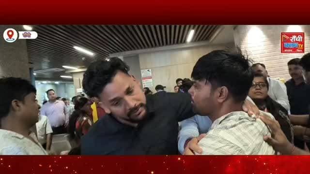 रांची के कोकर स्थित Samford Hospital से जुड़े विवाद में पीड़ित परिवार की ओर से कई गंभीर आरोप लगाए गए हैं। इस बीच महिला का बयान भी सामने आया है, जिसमें उन्होंने पूरे घटनाक्रम को लेकर अपनी बात रखी है।
#SamfordHospital #RanchiNews #JharkhandNews #BreakingNews #HospitalNews RanchiLive JharkhandLive HindiNews GroundReport LatestNews NewsUpdate PublicAwareness IndiaNews HealthcareNews HospitalCase PatientFamily ViralVideo RanchiBreaking KokarRanchi NewsAlert TrendingNews LiveCoverage HospitalControversy JharkhandUpdate RanchiClubTV