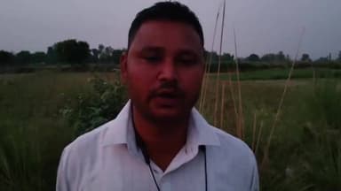 जूस पी रहा था कोटेदार, पुलिस उठा ले गई? पीड़ित ने लगाए गंभीर आरोप
जहानाबाद में पुलिस कार्रवाई पर उठे सवाल, पुलिस ने आरोपों को किया खारिज
राशन कोटेदार की एसपी से शिकायत, निष्पक्ष जांच की मांग तेज
✒️रिपोर्ट नागेंद्र पांडये
फतेहपुर (उत्तर प्रदेश)। जिले के जहानाबाद थाना क्षेत्र में एक राशन कोटेदार और पुलिस के बीच हुए विवाद ने नया मोड़ ले लिया है। एक ओर पीड़ित ने पुलिस पर अवैध हिरासत, मारपीट, जबरन बयान लिखवाने और नकदी गायब होने जैसे गंभीर आरोप लगाए हैं, वहीं पुलिस का दावा है कि संबंधित व्यक्ति शराब के नशे में पुलिस टीम से अभद्रता कर रहा था, जिसके बाद नियमानुसार कार्रवाई की गई। अब मामला पुलिस अधीक्षक तक पहुंच चुका है और निष्पक्ष जांच की मांग उठ रही है।
फतेहपुर के जहानाबाद थाना क्षेत्र के अमौली तिराहे पर हुई एक घटना चर्चा का विषय बनी हुई है। कानपुर नगर निवासी एक राशन कोटेदार ने पुलिस प्रशासन पर गंभीर आरोप लगाते हुए पुलिस अधीक्षक को प्रार्थना पत्र सौंपकर न्याय की मांग की है।
पीड़ित का आरोप है कि वह अमौली चौराहे पर जूस पी रहा था, तभी पुलिसकर्मियों ने उसे रोक लिया और बिना पर्याप्त कारण बताए थाने ले गए। आरोप है कि उसका मोबाइल फोन अपने कब्जे में लिया गया, घंटों तक बैठाकर रखा गया और बाद में लॉकअप में बंद कर दिया गया।
जबरन बयान लिखवाने का आरोप
शिकायतकर्ता का कहना है कि उस पर दबाव बनाकर ऐसा बयान लिखवाया गया जिसमें उसे शराब के नशे में पुलिस से अभद्रता करने वाला बताया गया। उसने आरोप लगाया कि विरोध करने पर उसके साथ मारपीट भी की गई तथा दस्तावेजों पर हस्ताक्षर कराने के लिए दबाव बनाया गया।
पीड़ित ने यह भी दावा किया कि मोबाइल वापस मिलने के बाद उसमें रखी नकदी गायब थी। रुपये मांगने पर कथित तौर पर उसे झूठे मुकदमे में फंसाने की धमकी दी गई।
पुलिस ने क्या कहा?
दूसरी ओर जहानाबाद पुलिस ने पूरे मामले पर अपना पक्ष रखते हुए बताया कि अमौली तिराहे पर पिकेट ड्यूटी के दौरान एक व्यक्ति शराब के नशे में पुलिसकर्मियों से अभद्रता कर रहा था और विवाद की स्थिति उत्पन्न कर रहा था।
पुलिस के अनुसार सूचना मिलने पर टीम मौके पर पहुंची और वैधानिक कार्रवाई करते हुए संबंधित व्यक्ति का मेडिकल परीक्षण कराया गया। इसके बाद नियमानुसार उसे परिजनों के सुपुर्द कर दिया गया। पुलिस सूत्रों का यह भी कहना है कि संबंधित व्यक्ति ने स्वयं को पत्रकार बताया था, लेकिन मांगे जाने पर कोई वैध पहचान पत्र प्रस्तुत नहीं कर सका।
जांच की मांग से बढ़ी चर्चा
मामले में दोनों पक्षों के दावे अलग-अलग होने के कारण अब यह प्रकरण चर्चा का विषय बन गया है। स्थानीय लोगों का कहना है कि सच्चाई सामने लाने के लिए निष्पक्ष जांच आवश्यक है। सोशल मीडिया पर भी इस घटना को लेकर विभिन्न प्रतिक्रियाएं देखने को मिल रही हैं।
नागरिक अधिकार और जवाबदेही पर बहस
यह मामला केवल एक व्यक्ति और पुलिस के बीच विवाद तक सीमित नहीं है, बल्कि पुलिस कार्रवाई की पारदर्शिता, नागरिक अधिकारों और जवाबदेही जैसे महत्वपूर्ण मुद्दों को भी सामने लाता है। यदि आरोप सही पाए जाते हैं तो यह गंभीर विषय हो सकता है, वहीं यदि पुलिस का पक्ष सही साबित होता है तो कानून व्यवस्था बनाए रखने में पुलिस की कार्रवाई को उचित माना जाएगा।
फिलहाल यह मामला जांच और तथ्यों की पुष्टि के चरण में है। पुलिस और शिकायतकर्ता दोनों ने अपने-अपने दावे प्रस्तुत किए हैं। ऐसे मामलों में निष्पक्ष जांच ही सच्चाई तक पहुंचने का सबसे प्रभावी माध्यम होती है। अब सभी की निगाहें पुलिस अधीक्षक कार्यालय की ओर हैं, जहां से इस प्रकरण में आगे की कार्रवाई और जांच की दिशा तय होगी।
"निष्पक्ष जांच ही न्याय की पहली सीढ़ी है।"
👇👇
#NDNews #दैनिकनिष्पक्षधारा #Fatehpur #Jahanabad #PoliceInvestigation #UPPolice #BreakingNews #CitizenRights #PoliceAccountability #AmoliChauraha
#फतेहपुर #जहानाबाद #कोटेदार #पुलिसजांच #नागरिकअधिकार #उत्तरप्रदेश #ब्रेकिंगन्यूज़ #NDNewsChannel
👇👇
@dgpup
@RSSorg
@UPGovt
@wpl1090
@RSSgeet
@Uppolice
@MIB_India
@PMOIndia
@HMOIndia
@abmanglik
@VHPDigital
@igrangealld
@myogioffice
@InfoDeptUP
@dmfatehpur
@sdmsadarftp
@CMOfficeUP
@CMOUP_RC
@UPPRD1948
@ChiefSecyUP
@ChiefSecyUP
@MahantYogiG
@FatehpurSdm
@fatehpurpolice
@BajrangDalOrg
@112UttarPradesh
@myogiadityanath
@CommissionerPrg
@ADGZonPrayagraj
👇👇
🟥 ND NEWS | दैनिक निष्पक्ष धारा
मुख्य संपादक / संस्थापक: राजन सिंह हाड़ा
सह-संपादक: शालिनी सिंह भदौरिया
📍 कार्यालय-3: U158, हीरा स्वीट्स के पास, विकास मार्ग, लक्ष्मी नगर, पूर्वी दिल्ली, पिन कोड – (110092) (NCR)
📅 दिनांक: 18 जून 2026
📆 दिन: गुरुवार
📞 मोबाइल: 9696119696