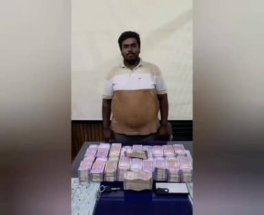 16 जून को कंस्ट्रक्शन कंपनी का कर्मचारी विद्यासागर जब मजदूरों के भुगतान के लिए 10 लाख रुपये को समता कॉलोनी स्थित आफिस कार्यालय से नया रायपुर ले जा रहा था। तभी शाम 06:30 बजे सेरीखेड़ी नया रायपुर मार्ग ओवरब्रिज के पास दोपहिया सवार दो अज्ञात व्यक्तियों ने चाकू की नोंक पर लूटकर की घटना को अंजाम दे मौके से फरार हो गए थे।
पीड़ित की रिपोर्ट पर पुलिस ने अज्ञात आरोपियों के खिलाफ मंदिर हसौद थाने में धारा 309(4), 3(5) बीएनएस का अपराध पंजीबद्ध किया गया था।
सीसीटीवी फुटेज और क्राइम ब्रांच की संयुक्त टीम के सहयोग से मंदिर हसौद थाना पुलिस ने आखिरकार इस पूरे लूट के मुख्य आरोपी को गिरफ्तार कर लूटी गई राशि बरामद कर ली है।
पुलिस पूछताछ में मुख्य आरोपी ने बताया कि लिए गए 20 लाख के कर्ज से छुटकारा पाने के लिए उसने कंपनी की नगद राशि लूटने की योजना लगभग एक माह पूर्व बनाई तथा अपनी इस योजना में अपने बुआ के बेटे एवं उसके एक साथी को शामिल कर लूट की वारदात को अंजाम दिया।
घटना के दिन कंपनी के कर्मचारी विद्यासागर जब राशि लेकर आफिस से निकला। इस बात की जानकारी पर आरोपी दिनेश ने विद्यासागर पीछा करते हुए अन्य दोनों आरोपियों को उसकी लोकेशन और पहचान कराकर वापिस आफिस लौट गया। बाद में दोनोंआरोपियों ने पास चाकू की नोंक और जान से मारने की घमकी दिखाकर उससे नगद राशि लूट ली थी।
पुलिस ने बताया कि आरोपी इसलिए पकड़े गए कि लूट के बाद से लगातार मोबाइल फोन पर बातचीत करते रहे। दोनों आरोपी लूट की रकम दिनेश के हवाले किया। आरोपी दिनेश ने दोनों को 30 हजार रुपए दिए और बाकी राशि अपने पास रख ली। पुलिस टीम ने मुख्य आरोपी से *लूटी गई राशि में से 9 लाख 70 हजार (नौ लाख सत्तर हजार रूपये) तथा घटना में प्रयुक्त वाहन एवं 01 नग मोबाईल फोन भी जप्त किया गया हैं*
इस मामले में शामिल फरार 02 अन्य आरोपियों की गिरफ्तारी के लिए पुलिस टीम उनके छुपने वाले स्थानों के लिए रवाना हो गई है। उनकी गिरफ्तारी की शीध्र हो जायेगी।
*गिरफ्तार आरोपी--*
*दिनेश राव निवासी ग्राम सिरौलमू थाना छत्तरपुर बरमपुर जिला गंजाम उडीसा। हाल पता - चौबे कॉलोनी प्रगति कॉलेज के पास थाना सरस्वती नगर रायपुर।*
#पुलिस #ChhattisgarhNews #CMOChhattisgarh #chhattisgarhiya #police #PoliceNews #cgpolice #raipur #raipurnews #लुट #गिरफ्तार