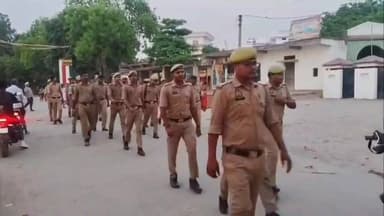 #सैदपुर ब्लॉक प्रमुख हीरा सिंह यादव से मारपीट के मामले के पुलिस ने बड़ी कार्यवाही की है।पुलिस ने ब्लॉक प्रमुख से मारपीट करने वाले नामजद 1 आरोपी समेत दो आरोपियों को गिरफ्तार किया है।बीते 15 जून को दबंगो ने सैदपुर ब्लॉक कार्यालय में घुस कर ब्लॉक प्रमुख हीरा यादव से मारपीट की थी।इस मामले में 8 नामजद और कई अज्ञात के खिलाफ़ केस दर्ज हुआ था।मामले में अभी 7 नामजद आरोपी फरार चल रहे हैं।पुलिस ने मामले में नामजद फरार आरोपियों पर 25-25 हजार का ईनाम घोषित कर रखा है।पुलिस की कई टीमे आरोपियों की तलाश में जुटी हुआ हैं।
बाईट-रामकृष्ण तिवारी,सीओ सैदपुर। #GhazipurNews #newsghazipur #bharatnews61 #ghazipurnews61 #ghazipur