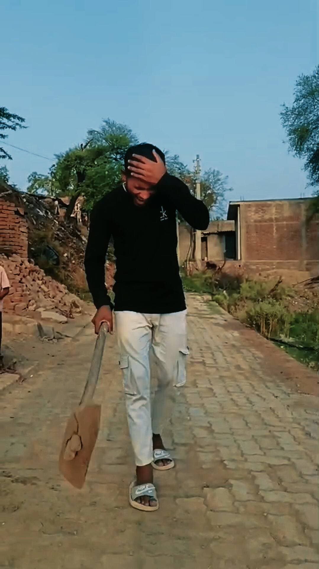 कुछ लड़के वीडियो बना रहे थे अचानक सिर में गोबर हटाने वाला फड़ा मार लिया 😁##comedy #viralvideo