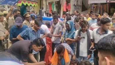 तेज रफ्तार रोडवेज बस का कहर: 8 माह की गर्भवती महिला की दर्दनाक मौत
जिला अस्पताल टीका लगवाने जा रही महिला को रोडवेज बस ने कुचला
हादसे के बाद लोगों में आक्रोश, शव रखकर जाम लगाने की कोशिश
✒️रिपोर्ट अजय श्रीवास्तव
उत्तर प्रदेश /फतेहपुर शहर के राधानगर थाना क्षेत्र स्थित देवीगंज पुल के पास गुरुवार को एक दर्दनाक सड़क हादसे में आठ माह की गर्भवती महिला की मौत हो गई। जानकारी के अनुसार महिला अपने भाई के साथ जिला अस्पताल टीकाकरण के लिए जा रही थी, तभी तेज रफ्तार रोडवेज बस ने बाइक को टक्कर मार दी। हादसे के बाद क्षेत्र में तनाव और आक्रोश का माहौल बन गया तथा स्थानीय लोगों ने विरोध प्रदर्शन का प्रयास किया। पुलिस मौके पर पहुंचकर स्थिति को नियंत्रित करने में जुटी रही।
फतेहपुर जनपद में एक बार फिर तेज रफ्तार का कहर देखने को मिला, जहां एक लापरवाह रोडवेज बस ने एक गर्भवती महिला की जिंदगी छीन ली। हादसा राधानगर थाना क्षेत्र के देवीगंज पुल के समीप हुआ, जहां जिला अस्पताल जा रही महिला रोडवेज बस की चपेट में आ गई।
प्राप्त जानकारी के अनुसार खुशबू देवी पत्नी सुजान अपने भाई के साथ बाइक पर सवार होकर जिला अस्पताल टीका लगवाने जा रही थीं। बताया जा रहा है कि खुशबू देवी लगभग आठ माह की गर्भवती थीं और नियमित जांच एवं टीकाकरण के लिए अस्पताल जा रही थीं।
इसी दौरान रोडवेज बस संख्या UP 78 LM 9644 ने बाइक को टक्कर मार दी। टक्कर इतनी भीषण थी कि महिला बस के नीचे आ गई और मौके पर ही उसकी दर्दनाक मौत हो गई। घटना के बाद आसपास मौजूद लोगों में अफरा-तफरी मच गई।
हादसे के बाद फूटा लोगों का गुस्सा
घटना की जानकारी मिलते ही बड़ी संख्या में स्थानीय लोग और परिजन मौके पर पहुंच गए। गर्भवती महिला की मौत की खबर से लोगों में भारी आक्रोश फैल गया। कुछ लोगों ने शव को पुल पर रखकर जाम लगाने का प्रयास किया और दोषियों के खिलाफ कठोर कार्रवाई की मांग की।
सूचना मिलते ही पुलिस बल मौके पर पहुंच गया और लोगों को समझाकर स्थिति को नियंत्रित करने का प्रयास किया। पुलिस अधिकारियों ने परिजनों को निष्पक्ष कार्रवाई का आश्वासन दिया।
परिवार पर टूटा दुखों का पहाड़
प्रत्यक्षदर्शियों के अनुसार खुशबू देवी अपने होने वाले बच्चे के साथ एक नई जिंदगी की उम्मीद लेकर अस्पताल जा रही थीं, लेकिन रास्ते में ही दर्दनाक हादसे ने मां और अजन्मे शिशु दोनों की जिंदगी समाप्त कर दी। घटना के बाद परिवार में कोहराम मचा हुआ है और परिजनों का रो-रोकर बुरा हाल है।
सड़क सुरक्षा पर फिर उठे सवाल
इस हादसे ने एक बार फिर सड़क सुरक्षा, तेज रफ्तार वाहनों की निगरानी और सार्वजनिक परिवहन चालकों की जवाबदेही पर गंभीर सवाल खड़े कर दिए हैं। स्थानीय लोगों का कहना है कि शहर और हाईवे क्षेत्रों में बेलगाम गति से दौड़ रहे भारी वाहनों पर प्रभावी नियंत्रण की आवश्यकता है।
फिलहाल पुलिस ने महिला के शव को कब्जे में लेकर पोस्टमार्टम की प्रक्रिया शुरू कर दी है और दुर्घटना के कारणों की जांच की जा रही है। प्रशासनिक अधिकारियों का कहना है कि जांच के आधार पर आवश्यक कानूनी कार्रवाई की जाएगी। यह हादसा न केवल एक परिवार के लिए अपूरणीय क्षति है, बल्कि सड़क सुरक्षा व्यवस्था को लेकर भी गंभीर प्रश्न खड़े करता है।
"एक पल की लापरवाही किसी परिवार की पूरी दुनिया उजाड़ सकती है।"
👇👇
@dgpup
@RSSorg
@UPGovt
@wpl1090
@RSSgeet
@Uppolice
@MIB_India
@PMOIndia
@HMOIndia
@abmanglik
@VHPDigital
@igrangealld
@myogioffice
@InfoDeptUP
@dmfatehpur
@sdmsadarftp
@CMOfficeUP
@CMOUP_RC
@UPPRD1948
@ChiefSecyUP
@ChiefSecyUP
@MahantYogiG
@FatehpurSdm
@fatehpurpolice
@BajrangDalOrg
@112UttarPradesh
@myogiadityanath
@CommissionerPrg
@ADGZonPrayagraj
👇👇
#NDNews #दैनिकनिष्पक्षधारा #Fatehpur #RoadAccident #DeviGanjBridge #PregnantWoman #UPRoadways #BreakingNews #RoadSafety #RadhanagarPolice
#फतेहपुर #देवीगंजपुल #सड़कदुर्घटना #रोडवेजबस #गर्भवतीमहिला #उत्तरप्रदेश #ब्रेकिंगन्यूज़ #यातायातसुरक्षा
👇👇
🟥 ND NEWS | दैनिक निष्पक्ष धारा
मुख्य संपादक / संस्थापक: राजन सिंह हाड़ा
सह-संपादक: शालिनी सिंह भदौरिया
✒️ रिपोर्ट : सहयोगी शिवा गुप्ता के साथ जिला ब्यूरो अजय श्रीवास्तव
📍 कार्यालय-3: U158, हीरा स्वीट्स के पास, विकास मार्ग, लक्ष्मी नगर, पूर्वी दिल्ली, पिन कोड – 110092 (NCR)
📍 कार्यालय-2: विधानसभा रोड, बर्लिंगटन चौराहा, लखनऊ – 226001 (UP)
📍 कार्यालय-1: 1/1 अटल बिहारी चौराहा, नियर बर्मा चौराहा, फतेहपुर – 212601 (UP)
📅 दिनांक: 18 जून 2026
📆 दिन: गुरुवार
📧 Email: ndnewschannel@gmail.com
📞 मोबाइल: 9696119696