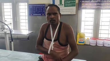 जामठी पेट्रोल पंप के सामने भीषण सड़क हादसा: दो बाइकों की टक्कर में दो लोग घायल, जिला अस्पताल में भर्ती
बैतूल जिले के जामठी गांव के पास गुरुवार दोपहर करीब 2 बजे एक दर्दनाक सड़क हादसा हो गया। जामठी पेट्रोल पंप के सामने दो बाइकों की आमने-सामने टक्कर में दो लोग गंभीर रूप से घायल हो गए।
घायलों की पहचान 34 वर्षीय सुलदास धुर्वे, पिता बाबूलाल धुर्वे, निवासी टेमरामाल, थाना शाहपुर और 56 वर्षीय मुन्ना वट्टी, पिता बिहारी वट्टी, निवासी टेमरामाल के रूप में हुई है।
हादसे के बाद मौके पर मौजूद स्थानीय लोगों ने तुरंत मदद करते हुए दोनों घायलों को जिला चिकित्सालय पहुंचाया, जहां उनका उपचार जारी है।
घटना की सूचना मिलते ही पुलिस भी मौके पर पहुंची और मामले की जांच शुरू कर दी है। फिलहाल हादसे के कारणों का पता लगाया जा रहा है।
एक बार फिर यह हादसा सड़क पर सतर्कता और यातायात नियमों के पालन की अहमियत को याद दिलाता है। वाहन चलाते समय हेलमेट अवश्य पहनें और तेज रफ्तार से बचें।
बैतूल और आसपास की ताजा खबरों के लिए हमारे साथ जुड़े रहें।
#BetulNews
#बैतूल_समाचार
#JamthiAccident
#जामठी_सड़क_हादसा
#RoadAccident
#MPNews
#MadhyaPradeshNews
#सड़क_सुरक्षा
#HelmetSavesLives
#BreakingNews