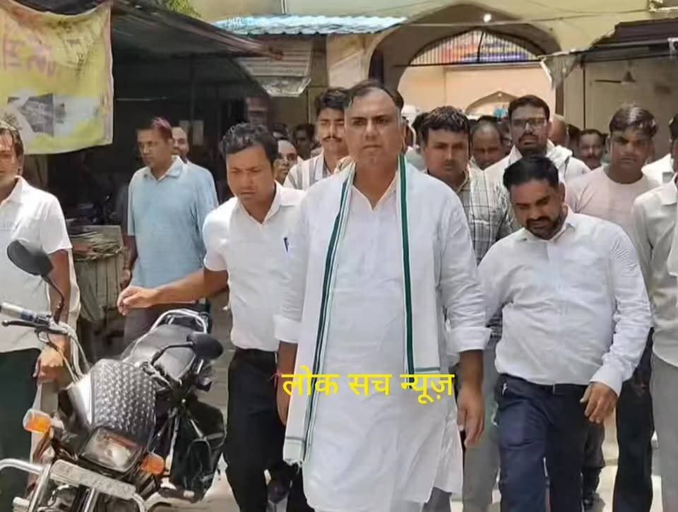 #बहरोड़ राजकीय जिला अस्पताल में प्रसूता की मौत के मामले में सर्व समाज ने मुख्यमंत्री के नाम एसडीएम को ज्ञापन सौंपा। ज्ञापन में डॉक्टर व संबंधित स्टाफ पर लापरवाही का आरोप लगाते हुए उच्चस्तरीय जांच, दोषियों के खिलाफ कड़ी कार्रवाई तथा संबंधित डॉक्टर व कर्मचारियों को हटाने की मांग की गई, ज्ञापन के दौरान कांग्रेस नेता संजय यादव भी मौजूद रहे.... #behrornews