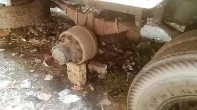 घूरपुर बाजार में खड़े ट्रक से चार टायर चोरी, एक लाख से अधिक का नुकसान
लगातार हो रही चोरियों से व्यापारियों में आक्रोश, पुलिस गश्त पर उठे सवाल
ट्रक मालिक ने थाने में दी तहरीर, पुलिस ने जांच और जल्द खुलासे का दिया आश्वासन
✒️रिपोर्ट सुनील यादव
प्रयागराज। प्रयागराज जनपद के घूरपुर बाजार में खड़े एक ट्रक से अज्ञात चोरों द्वारा चार टायर रिम सहित चोरी किए जाने का मामला सामने आया है। पीड़ित ट्रक मालिक के अनुसार इस घटना से उसे एक लाख रुपये से अधिक का आर्थिक नुकसान हुआ है। घटना के बाद स्थानीय व्यापारियों और वाहन स्वामियों में आक्रोश है। क्षेत्र में लगातार हो रही चोरी की घटनाओं और उनके खुलासे में देरी को लेकर पुलिस व्यवस्था पर भी सवाल उठ रहे हैं।
घूरपुर थाना क्षेत्र के करमा रोड स्थित एक गली में बुधवार रात चोरों ने बड़ी वारदात को अंजाम देते हुए खड़े ट्रक के बीच के चार टायर रिम सहित खोलकर चोरी कर लिए। घटना की जानकारी गुरुवार सुबह ट्रक मालिक को हुई, जिसके बाद इलाके में हड़कंप मच गया।
जानकारी के अनुसार, ट्रक मालिक सोनू जाफरी पुत्र गुल मोहम्मद, निवासी सेमरा कल्बना, घूरपुर ने बताया कि वह बुधवार रात लगभग 12 बजे तक अपने ट्रक के पास मौजूद था। इसके बाद वह घर चला गया। गुरुवार सुबह जब वह ट्रक के पास पहुंचा तो देखा कि ट्रक के चार टायर रिम सहित गायब हैं।
पीड़ित ने तत्काल घूरपुर थाने पहुंचकर लिखित शिकायत देते हुए कार्रवाई की मांग की। ट्रक मालिक के मुताबिक एक टायर की कीमत लगभग 25 से 30 हजार रुपये है। ऐसे में चार टायर चोरी होने से उसे एक लाख रुपये से अधिक का नुकसान हुआ है।
पहले भी हुई हैं ऐसी घटनाएं
स्थानीय लोगों का कहना है कि करमा रोड और घूरपुर बाजार क्षेत्र में वाहन खड़े करने वाले लोगों को लंबे समय से चोरी की घटनाओं का सामना करना पड़ रहा है। टायर, स्टेपनी और अन्य वाहन उपकरणों की चोरी की कई घटनाएं पहले भी सामने आ चुकी हैं, लेकिन अधिकांश मामलों का खुलासा नहीं हो पाया।
व्यापारियों का आरोप है कि रात में पर्याप्त पुलिस गश्त नहीं होने के कारण चोर बेखौफ होकर वारदातों को अंजाम दे रहे हैं। क्षेत्रीय व्यापारियों ने पुलिस प्रशासन से रात्रि गश्त बढ़ाने और चोरी की घटनाओं पर प्रभावी नियंत्रण की मांग की है।
पुलिस ने शुरू की जांच
घूरपुर थाना प्रभारी अतुल कुमार मिश्रा ने बताया कि मामले में तहरीर प्राप्त हुई है। पुलिस द्वारा आसपास के क्षेत्रों की जांच की जा रही है तथा संभावित सीसीटीवी फुटेज भी खंगाले जा रहे हैं। उन्होंने भरोसा दिलाया कि जल्द ही घटना का खुलासा किया जाएगा।
घूरपुर बाजार में हुई इस चोरी की घटना ने स्थानीय व्यापारियों और वाहन स्वामियों की सुरक्षा संबंधी चिंताओं को एक बार फिर सामने ला दिया है। अब लोगों की निगाहें पुलिस जांच पर टिकी हैं कि क्या इस मामले का शीघ्र खुलासा कर चोरी की बढ़ती घटनाओं पर प्रभावी अंकुश लगाया जा सकेगा।
🟥 ND NEWS की अपील
ND NEWS एवं दैनिक निष्पक्ष धारा सभी नागरिकों से अपील करता है कि अपने वाहनों को सुरक्षित स्थानों पर खड़ा करें तथा संभव हो तो सीसीटीवी निगरानी वाले क्षेत्रों का उपयोग करें। चोरी जैसी घटनाओं की सूचना तत्काल पुलिस को दें और किसी भी संदिग्ध गतिविधि की जानकारी प्रशासन के साथ साझा करें।
👇👇👇👇
@dgpup
@UPGovt
@RSSorg
@Uppolice
@wpl1090
@RSSgeet
@MIB_India
@PMOIndia
@HMOIndia
@VHPDigital
@CMOUP_RC
@myogioffice
@InfoDeptUP
@CMOfficeUP
@UPPRD1948
@ChiefSecyUP
@MahantYogiG
@ChiefSecyUP
@BajrangDalOrg
@myogiadityanath
@112UttarPradesh
@UPPViralCheck
@UpPolicemitra
@prayagraj_pol
@ADGZonPrayagraj
@DM_PRAYAGRAJ
@CommissionerPrg
@NigamPrayagraj
@Prayagraj_TP
@PROdefprayagraj
👇👇👇
#NDNews #दैनिकनिष्पक्षधारा #Prayagraj #Ghoorpur #TruckTheft #CrimeNews #BreakingNews #UPPolice #AtulKumarMishra #TruckOwner #VehicleSecurity #PrayagrajPolice #LawAndOrder
👇👇
🟥 ND NEWS | दैनिक निष्पक्ष धारा
मुख्य संपादक / संस्थापक: राजन सिंह हाड़ा
सह-संपादक: शालिनी सिंह भदौरिया
✒️ रिपोर्ट : सुनील यादव
📍 कार्यालय-3: U158, हीरा स्वीट्स के पास, विकास मार्ग, लक्ष्मी नगर, पूर्वी दिल्ली, पिन कोड – 110092 (NCR)
📍 कार्यालय-2: विधानसभा रोड, बर्लिंगटन चौराहा, लखनऊ – 226001 (UP)
📍 कार्यालय-1: 1/1 अटल बिहारी चौराहा, नियर बर्मा चौराहा, फतेहपुर – 212601 (UP)
📅 दिनांक: 18 जून 2026
📆 दिन: गुरुवार
📧 Email: ndnewschannel@gmail.com
📞 मोबाइल: 9696119696