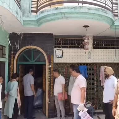यमुनानगर /अकेले रह रहे रिटायर्ड एसई की घर में हत्*या, बिस्तर पर मिला श*व। मेड ने आधे घंटे तक खटखटाया दरवाजा, तब खुला हत्*याकां*ड का राज।
#HaryanaNews #CrimeNews #MurderCase #BreakingNews #SeniorCitizenSafety #HaryanaCrime #Investigation #NewsUpdate #AKNewsHaryana