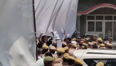 गोंडा में आयुक्त सभागार के बाहर भारी संख्या में वकीलों का मजमा जुट गया है। दरअसल, मुख्यमंत्री योगी आदित्यनाथ इस समय आयुक्त सभागार के भीतर अधिकारियों के साथ एक महत्वपूर्ण समीक्षा बैठक कर रहे हैं, और ठीक इसी सभा स्थल के बाहर जिले के तमाम वकील अपनी मांगों को लेकर अड़ गए हैं। गोंडा के इन अधिवक्ताओं की मांग है कि उन्हें मुख्यमंत्री से मिलने दिया जाए ताकि वे सीधे सीएम के सामने अपनी पीड़ा और समस्याएं रख सकें। इस दौरान माहौल उस समय और गर्मा गया जब आक्रोशित वकीलों ने 'डीएम वापस जाओ' के जोरदार नारे लगाने शुरू कर दिए। वकीलों का साफ तौर पर कहना है कि अधिवक्ताओं पर दर्ज किए गए मुकदमे तत्काल वापस लिए जाएं। अपनी इस मांग को लेकर बार एसोसिएशन के जिलाध्यक्ष इस तपती और चिलचिलाती धूप में बाहर जमीन पर ही धरने पर बैठ गए हैं। मुख्यमंत्री की बैठक के चलते प्रशासनिक अमले में हड़कंप मचा हुआ है और सुरक्षा के कड़े इंतजामों के बीच वकील अपनी बात पर अड़े हुए हैं।
#GondaBreaking #GondaNews #CMYogiAdityanath #LawyersProtest #BarAssociationGonda #DMWapasJao #GondaLawyers #UPNews #BreakingNews #ChiefMinisterYogi #GondaPolice