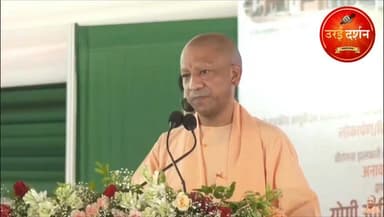 #अयोध्या: उत्तर प्रदेश के मुख्यमंत्री योगी आदित्यनाथ ने कहा, "राम भक्तों, कारसेवकों पर गोली चलाने और जय श्री राम बोलने पर लाठी भांजने वाले लोग आज उपदेश देने चले हैं। उन्होंने कहा कि राम जन्मभूमि मंदिर को अपमानित करने वाले लोगों के बहकावे में कतई न आएं। SIT जांच दूध का दूध और पानी का पानी करके रहेगी। अगर कोई अपराधी है, वह बचेगा नहीं, यह सुनिश्चित है। मुख्यमंत्री ने बताया कि हमारे सरकार के मंत्री मनोज कुमार पाण्डेय ने जब समाजवादी पार्टी के विधायक के रूप में कहा कि अयोध्या में सभी विधायकों को दर्शन करने के लिए जाना चाहिए तो अखिलेश यादव ने तुरंत रोक लगा दी क्योंकि उनकी भक्ति प्रभु राम पर नहीं थी, वे तो बाबर को मानने वाले लोग हैं...सुनिये क्या कुछ कहा मुख्यमंत्री योगी आदित्यनाथ ने।