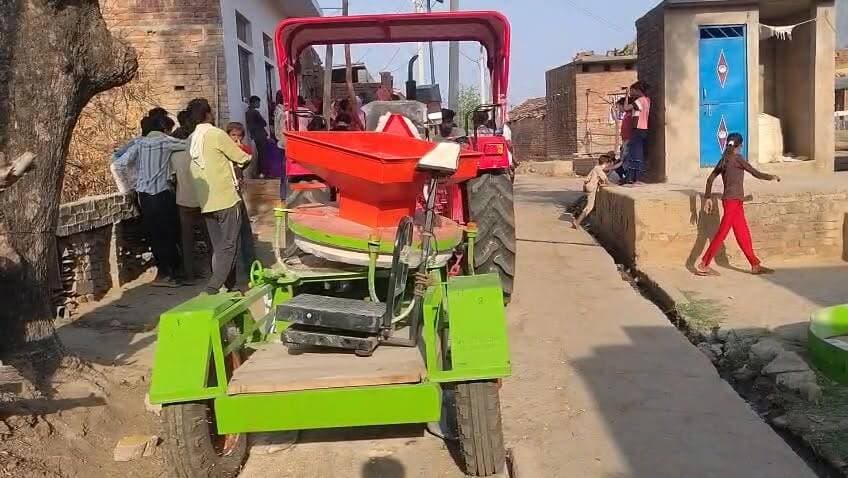 कुरारा - गुजौरा में आटा चक्की फटने से 8 वर्षीय मासूम अंश की मौके पर मौत हो गई, जबकि 4 लोग गंभीर रूप से घायल हो गए। घटना के बाद गांव में मातम पसरा है और परिजनों का रो-रोकर बुरा हाल है। पुलिस मामले की जानकारी जुटाने में लगी है।
#Hamirpur #Kurara #BreakingNews #Accident #HamirpurTimes #UttarPradesh #VillageNews #ChildDeath #TragicIncident #JantaKiAwaaz