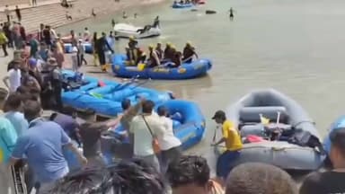 ऋषिकेश में राफ्टिंग संचालकों और पर्यटकों के बीच मारपीट का वीडियो वायरल
मुनि की रेती क्षेत्र के खारा स्रोत का एक वीडियो सोशल मीडिया पर तेजी से वायरल हो रहा है। वीडियो में कुछ लोग राफ्टिंग के चप्पुओं से एक-दूसरे के साथ मारपीट करते नजर आ रहे हैं।
बताया जा रहा है कि राफ्टिंग संचालकों और पर्यटकों के बीच किसी बात को लेकर विवाद हुआ, जो बाद में मारपीट में बदल गया। हालांकि यह वीडियो करीब एक सप्ताह पुराना बताया जा रहा है और मामले में अभी तक किसी भी पक्ष की ओर से पुलिस में शिकायत दर्ज नहीं कराई गई है।
पुलिस ने लोगों से अफवाहों पर ध्यान न देने और शांति बनाए रखने की अपील की है।
#Rishikesh #MuniKiReti #Rafting #ViralVideo #Uttarakhand #BreakingNews #Wegarhwali