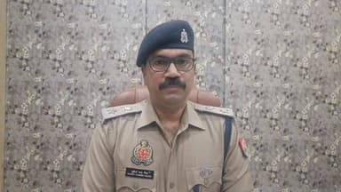 बरेली: प्रेम प्रसंग में युवक-युवती की मौत, पुलिस जांच में जुटी
थाना भोजीपुरा क्षेत्र में प्रेम प्रसंग के चलते विषाक्त पदार्थ का सेवन करने से एक युवक और युवती (जो आपस में रिश्तेदार बताए जा रहे हैं) की मृत्यु होने की सूचना पर पुलिस द्वारा आवश्यक विधिक कार्यवाही की जा रही है।
इस संबंध में पुलिस अधीक्षक उत्तरी बरेली, मुकेश चन्द्र मिश्र ने बताया कि सूचना प्राप्त होने पर स्थानीय पुलिस तत्काल मौके पर पहुंची। दोनों को उपचार हेतु अस्पताल ले जाया गया, जहां चिकित्सकों ने उन्हें मृत घोषित कर दिया।
पुलिस ने दोनों शवों को कब्जे में लेकर पोस्टमार्टम के लिए भेज दिया है। घटना के संबंध में परिजनों से पूछताछ की जा रही है तथा सभी पहलुओं की गहनता से जांच की जा रही है। पोस्टमार्टम रिपोर्ट एवं अन्य साक्ष्यों के आधार पर अग्रिम विधिक कार्रवाई अमल में लाई जाएगी।
पुलिस अधिकारियों के अनुसार प्रथम दृष्टया मामला प्रेम प्रसंग से जुड़ा प्रतीत हो रहा है, हालांकि वास्तविक कारणों का पता जांच पूरी होने के बाद ही स्पष्ट हो सकेगा।
#वायरलनयूज़
#BAREILLYNEWS
#बरेलीपुलिस
#SSPBareilly