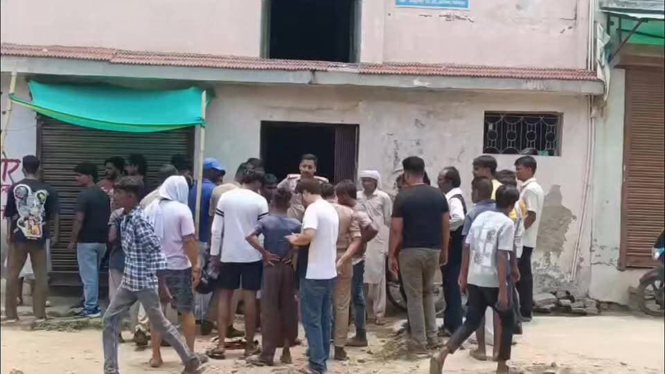 आबूनगर में गैस सिलेंडर फटने से मचा हड़कंप
खाना बनाने के बाद लगी आग, परिवार ने भागकर बचाई जान
मौके पर पहुंची पुलिस और फायर ब्रिगेड, हजारों रुपये के नुकसान की आशंका
✒️रिपोर्ट अजय श्रीवास्तव
फतेहपुर। उत्तर प्रदेश के फतेहपुर जनपद में सदर कोतवाली क्षेत्र स्थित आबूनगर इलाके में शनिवार को घरेलू गैस सिलेंडर में आग लगने और उसके बाद हुए विस्फोट से इलाके में अफरा-तफरी मच गई। घटना के समय घर में मौजूद परिवार के सदस्य समय रहते बाहर निकल आए, जिससे एक बड़ा हादसा टल गया। सूचना मिलने पर पुलिस और फायर ब्रिगेड की टीम मौके पर पहुंची और आग पर काबू पाने का प्रयास शुरू किया। प्रारंभिक जानकारी के अनुसार घटना में हजारों रुपये के नुकसान की आशंका जताई जा रही है।
फतेहपुर शहर के आबूनगर क्षेत्र में उस समय हड़कंप मच गया जब एक मकान में घरेलू गैस सिलेंडर में अचानक आग लग गई। प्रत्यक्षदर्शियों के अनुसार परिवार खाना बनाने का कार्य पूरा कर चुका था, तभी रसोई क्षेत्र में गैस सिलेंडर से आग निकलती दिखाई दी।
आग की लपटें देखकर परिवार के सदस्य घबरा गए और तुरंत घर से बाहर निकल आए। कुछ ही देर बाद तेज धमाके के साथ सिलेंडर फट गया, जिससे आसपास के लोगों में दहशत फैल गई। धमाके की आवाज दूर-दूर तक सुनाई दी और क्षेत्र में लोगों की भीड़ जमा हो गई।
घटना की सूचना मिलते ही सदर कोतवाली पुलिस मौके पर पहुंची और क्षेत्र को सुरक्षित कराया। इसके बाद फायर ब्रिगेड कर्मियों ने आग बुझाने का अभियान शुरू किया। काफी मशक्कत के बाद आग पर नियंत्रण पाया गया।
स्थानीय लोगों के अनुसार यदि परिवार के सदस्य समय रहते बाहर न निकलते तो हादसा और भी गंभीर हो सकता था। आग लगने से घर में रखे घरेलू सामान को नुकसान पहुंचा है। हालांकि समाचार लिखे जाने तक किसी जनहानि की सूचना नहीं मिली थी।
प्रशासनिक अधिकारियों द्वारा घटना के कारणों की जांच कराई जा रही है। प्रारंभिक तौर पर गैस रिसाव अथवा तकनीकी खराबी को आग लगने की संभावित वजह माना जा रहा है। पुलिस और संबंधित विभाग मामले की जांच में जुटे हुए हैं।
यह घटना एक बार फिर घरेलू गैस सिलेंडरों के सुरक्षित उपयोग की आवश्यकता को रेखांकित करती है। राहत की बात यह रही कि परिवार के सभी सदस्य सुरक्षित बाहर निकलने में सफल रहे और किसी प्रकार की जनहानि नहीं हुई। प्रशासन द्वारा घटना की जांच जारी है तथा नुकसान का आकलन किया जा रहा है।
🟥 ND NEWS की जनहित अपील
ND NEWS एवं दैनिक निष्पक्ष धारा नागरिकों से अपील करता है कि घरेलू गैस सिलेंडर का उपयोग पूरी सावधानी के साथ करें। छोटी सी लापरवाही भी बड़े हादसे का कारण बन सकती है।
गैस हादसों से बचने के लिए महत्वपूर्ण सुझाव
✅ गैस चूल्हा बंद करने के बाद रेगुलेटर अवश्य बंद करें।
✅ गैस पाइप और रेगुलेटर की समय-समय पर जांच कराएं।
✅ गैस रिसाव की आशंका होने पर बिजली के स्विच का प्रयोग न करें।
✅ रसोईघर में पर्याप्त वेंटिलेशन रखें।
✅ गैस सिलेंडर को हमेशा सीधी स्थिति में रखें।
✅ आग लगने की स्थिति में तुरंत फायर ब्रिगेड और पुलिस को सूचना दें।
✅ बच्चों को गैस उपकरणों से दूर रखें।
सुरक्षा ही सबसे बड़ी सावधानी है और जागरूकता ही सबसे बड़ा बचाव।
👇👇👇
@dgpup
@RSSorg
@UPGovt
@wpl1090
@RSSgeet
@Uppolice
@MIB_India
@PMOIndia
@HMOIndia
@abmanglik
@VHPDigital
@igrangealld
@myogioffice
@InfoDeptUP
@dmfatehpur
@sdmsadarftp
@CMOfficeUP
@CMOUP_RC
@UPPRD1948
@ChiefSecyUP
@ChiefSecyUP
@MahantYogiG
@FatehpurSdm
@fatehpurpolice
@BajrangDalOrg
@112UttarPradesh
@myogiadityanath
@CommissionerPrg
@ADGZonPrayagraj
👇👇
#NDNews #दैनिकनिष्पक्षधारा #Fatehpur #Abunagar #GasCylinderBlast #FireIncident #FatehpurNews #UPNews #FireBrigade #PoliceResponse #SafetyFirst #NDNewsChannel #BreakingNews
🟥 ND NEWS | दैनिक निष्पक्ष धारा
मुख्य संपादक / संस्थापक: राजन सिंह हाड़ा
सह-संपादक: शालिनी सिंह भदौरिया
✒️ रिपोर्ट : सहयोगी शिवा गुप्ता के साथ जिला ब्यूरो अजय श्रीवास्तव
📍 कार्यालय-3: U158, हीरा स्वीट्स के पास, विकास मार्ग, लक्ष्मी नगर, पूर्वी दिल्ली, पिन कोड – 110092 (NCR)
📍 कार्यालय-2: विधानसभा रोड, बर्लिंगटन चौराहा, लखनऊ – 226001 (UP)
📍 कार्यालय-1: 1/1 अटल बिहारी चौराहा, नियर बर्मा चौराहा, फतेहपुर – 212601 (UP)
📅 दिनांक: 21 जून 2026
📆 दिन: रविवार
📧 Email: ndnewschannel@gmail.com
📞 मोबाइल: 9696119696