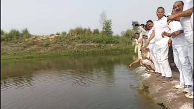 योग, स्वच्छता और संस्कार: चंद्रमा ऋषि आश्रम से गूंजा योगी का संदेश
मुख्यमंत्री Yogi Adityanath के योग और स्वस्थ जीवन के संदेश को आगे बढ़ाते हुए अंतरराष्ट्रीय योग दिवस पर आज़मगढ़ का चंद्रमा ऋषि आश्रम योगमय हो उठा। हजारों लोगों ने एक साथ योगाभ्यास कर निरोग जीवन का संकल्प लिया। वहीं जिलाधिकारी Ravindra Kumar ने सिलनी नदी का जल हाथ में लेकर स्वच्छता और पर्यावरण संरक्षण की शपथ दिलाई, जिससे कार्यक्रम को सामाजिक जागरूकता का नया आयाम मिला। 🧘🇮🇳
DM Azamgarh MYogiAdityanath
#CMYogi, #YogiAdityanath, #InternationalYogaDay, #YogaDay, #Azamgarh, #ChandramaRishiAshram, #YogaForHealth, #SwachhtaAbhiyan, #UPNews,