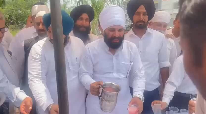 खटीमा में जल वितरण सेवा करते हुए माननीय मंत्री रणजीत सिंह नामधारी जी
#khatima #ranjeetsinghnamdhari