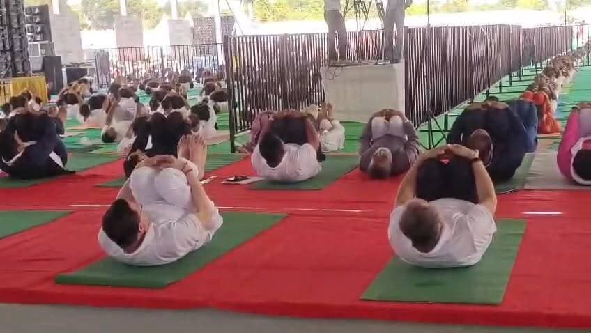 #मुख्यमंत्री पुष्कर सिंह #धामी नें बनबसा के मिनी #स्टेडियम में #किया_योगा।
#अंतरराष्ट्रीय योग दिवस की #सभी को बधाई