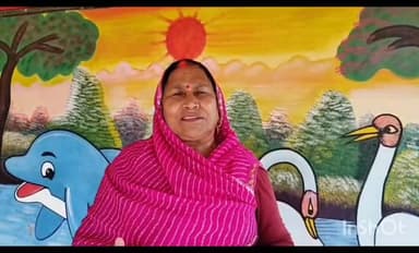 प्रगतिशील पहल से बदली गांव की तस्वीर
सुजानपुर में सार्वजनिक ओपन जिम में महिलाओं ने किया सामूहिक योगाभ्यास
साड़ी में योग कर महिलाओं ने दिया स्वास्थ्य और आत्मविश्वास का संदेश
✒️रिपोर्ट अजय श्रीवास्तव
फतेहपुर (बहुआ)। अंतर्राष्ट्रीय योग दिवस के अवसर पर फतेहपुर जनपद की ग्राम पंचायत सुजानपुर में स्वास्थ्य जागरूकता और महिला सशक्तिकरण का प्रेरणादायक दृश्य देखने को मिला। ग्राम प्रधान एवं गुलाबी गैंग लोकतांत्रिक की अध्यक्ष हेमलता पटेल की पहल पर हाल ही में स्थापित सार्वजनिक "ओपन एयर जिम" परिसर में सामूहिक योगाभ्यास कार्यक्रम आयोजित किया गया। कार्यक्रम में बड़ी संख्या में महिलाओं, युवाओं और ग्रामीणों ने भाग लिया तथा स्वस्थ जीवनशैली अपनाने का संदेश दिया।
विकासखंड बहुआ की चर्चित ग्राम पंचायत सुजानपुर में अंतर्राष्ट्रीय योग दिवस उत्साह और जनभागीदारी के साथ मनाया गया। गांव के मिनी सचिवालय परिसर में हाल ही में स्थापित किए गए सार्वजनिक एवं निःशुल्क ओपन एयर जिम में योगाभ्यास कार्यक्रम आयोजित किया गया, जिसमें ग्रामीण महिलाओं की सक्रिय भागीदारी विशेष आकर्षण का केंद्र रही।
कार्यक्रम की सबसे उल्लेखनीय बात यह रही कि महिलाओं ने अपनी पारंपरिक वेशभूषा साड़ी में ही विभिन्न योगासन किए और यह संदेश दिया कि स्वास्थ्य के प्रति जागरूक रहने के लिए किसी विशेष पोशाक की आवश्यकता नहीं होती। महिलाओं ने पूरे आत्मविश्वास और उत्साह के साथ योगाभ्यास कर ग्रामीण समाज में सकारात्मक उदाहरण प्रस्तुत किया।
ग्राम प्रधान एवं गुलाबी गैंग लोकतांत्रिक की अध्यक्ष हेमलता पटेल ने कहा कि ग्रामीण क्षेत्रों में कई महिलाएं सामाजिक संकोच, समयाभाव या संसाधनों की कमी के कारण अपने स्वास्थ्य पर पर्याप्त ध्यान नहीं दे पाती हैं। ऐसे में गांव में सार्वजनिक ओपन जिम की स्थापना का उद्देश्य प्रत्येक आयु वर्ग के लोगों को स्वास्थ्य के प्रति जागरूक करना है।
उन्होंने बताया कि यह ओपन जिम गांव के बच्चों, युवाओं, महिलाओं और बुजुर्गों के लिए पूरी तरह निःशुल्क है तथा इसका उपयोग कर ग्रामीण बेहतर स्वास्थ्य और फिटनेस की दिशा में कदम बढ़ा सकते हैं।
योगाभ्यास कार्यक्रम में सावित्री, लक्ष्मी, मधु, कम्मो, संयोगिता, सुमन, शिवांश, प्रिया, प्रतिभा, युवांश, सीमा सहित बड़ी संख्या में ग्रामीण एवं संगठन की महिलाएं उपस्थित रहीं। कार्यक्रम के दौरान योग के महत्व, नियमित व्यायाम और स्वस्थ जीवनशैली पर भी चर्चा की गई।
सुजानपुर ग्राम पंचायत में आयोजित यह कार्यक्रम केवल योग दिवस का आयोजन नहीं था, बल्कि ग्रामीण स्वास्थ्य जागरूकता, महिला सशक्तिकरण और सामुदायिक सहभागिता का एक प्रेरक उदाहरण भी बनकर सामने आया। सार्वजनिक ओपन जिम जैसी पहलें ग्रामीण क्षेत्रों में स्वास्थ्य सुविधाओं के विस्तार और स्वस्थ समाज के निर्माण की दिशा में महत्वपूर्ण कदम साबित हो सकती हैं।
🟥 ND NEWS की विशेष अपील
ND NEWS | दैनिक निष्पक्ष धारा सभी नागरिकों से अपील करता है कि योग, व्यायाम और संतुलित जीवनशैली को अपनी दैनिक दिनचर्या का हिस्सा बनाएं। स्वस्थ नागरिक ही मजबूत समाज और विकसित राष्ट्र की आधारशिला होते हैं।
जनहित में सुझाव
✅ प्रतिदिन कम से कम 30 मिनट योग या व्यायाम करें।
✅ ग्रामीण क्षेत्रों में सामुदायिक स्वास्थ्य सुविधाओं का अधिकतम उपयोग करें।
✅ महिलाओं और युवाओं को स्वास्थ्य कार्यक्रमों में प्रोत्साहित करें।
✅ नशामुक्त और स्वास्थ्यवर्धक जीवनशैली अपनाएं।
✅ पर्यावरण संरक्षण और वृक्षारोपण को बढ़ावा दें।
✅ स्वस्थ गांव, समृद्ध गांव के संकल्प को साकार करें।
"योग केवल व्यायाम नहीं, बल्कि स्वस्थ शरीर, शांत मन और संतुलित जीवन का मार्ग है।"
👇👇
@dgpup
@RSSorg
@UPGovt
@wpl1090
@RSSgeet
@Uppolice
@MIB_India
@PMOIndia
@HMOIndia
@abmanglik
@VHPDigital
@igrangealld
@myogioffice
@InfoDeptUP
@dmfatehpur
@sdmsadarftp
@CMOfficeUP
@CMOUP_RC
@UPPRD1948
@ChiefSecyUP
@ChiefSecyUP
@MahantYogiG
@FatehpurSdm
@fatehpurpolice
@BajrangDalOrg
@112UttarPradesh
@myogiadityanath
@CommissionerPrg
@ADGZonPrayagraj
👇👇
#NDNews #दैनिकनिष्पक्षधारा #InternationalYogaDay #YogaDay2026 #Fatehpur #Sujanpur #HemlataPatel #OpenGym #WomenEmpowerment #HealthyVillage #GulabiGang #RuralDevelopment #FitIndia #YogaForHealth #NDNewsChannel
👇👇
🟥 ND NEWS | दैनिक निष्पक्ष धारा
मुख्य संपादक / संस्थापक: राजन सिंह हाड़ा
सह-संपादक: शालिनी सिंह भदौरिया
📍 कार्यालय-3: U158, हीरा स्वीट्स के पास, विकास मार्ग, लक्ष्मी नगर, पूर्वी दिल्ली, पिन कोड – 110092 (NCR)
📍 कार्यालय-2: विधानसभा रोड, बर्लिंगटन चौराहा, लखनऊ – 226001 (UP)
📞 मोबाइल: 9696119696
