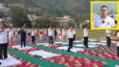 योग से निरोग जीवन का संदेश, रुद्रप्रयाग में उत्साहपूर्वक मनाया गया 12वां अंतर्राष्ट्रीय योग दिवस!!
केदारनाथ धाम से लेकर गुलाबराय मैदान रुद्रप्रयाग और श्री ओंकारेश्वर मंदिर ऊखीमठ तक आज पूरे जनपद में योग की अलख गूंजती रही। 12वें अंतर्राष्ट्रीय योग दिवस के अवसर पर आयोजित सामूहिक योग कार्यक्रमों में हजारों लोगों ने उत्साहपूर्वक सहभागिता कर स्वस्थ जीवनशैली अपनाने का संकल्प लिया।
इस वर्ष की थीम "Yoga for Healthy Aging" के अनुरूप आयोजित कार्यक्रमों में जनप्रतिनिधियों, अधिकारियों, कर्मचारियों, विभिन्न संस्थाओं के प्रतिनिधियों एवं आमजन ने योगासन, प्राणायाम और ध्यान का अभ्यास किया।
मुख्य जिला स्तरीय कार्यक्रम गुलाबराय मैदान में आयोजित हुआ, जहां जिलाधिकारी विशाल मिश्रा ने योग को शारीरिक, मानसिक एवं सामाजिक स्वास्थ्य का आधार बताते हुए सभी से इसे दैनिक जीवन का हिस्सा बनाने का आह्वान किया। कार्यक्रम के दौरान उपस्थित सभी लोगों को नशा मुक्ति की शपथ भी दिलाई गई।
योग के साथ स्वच्छता का संदेश योगाभ्यास के उपरांत जिलाधिकारी के निर्देशन में गुलाबराय मैदान परिसर में विशेष स्वच्छता अभियान चलाया गया। अधिकारियों, कर्मचारियों एवं स्वयंसेवकों ने श्रमदान कर स्वच्छता एवं पर्यावरण संरक्षण का संदेश दिया।
धार्मिक एवं आध्यात्मिक केंद्र श्री केदारनाथ धाम और श्री ओंकारेश्वर मंदिर ऊखीमठ में भी श्रद्धालुओं एवं स्थानीय नागरिकों ने योगाभ्यास कर स्वस्थ जीवन एवं आध्यात्मिक चेतना का संदेश दिया।
योग अपनाएं, स्वस्थ रहें और नशामुक्त, स्वच्छ एवं सशक्त समाज के निर्माण में अपना योगदान दें।
#InternationalYogaDay2026 #YogaForHealthyAging #Rudraprayag #Kedarnath #YogaDay #HealthyLifestyle #FitIndia #NashaMukti #SwachhBharat #Uttarakhand