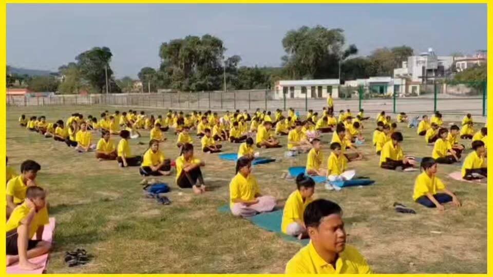 #जनपद टिहरी गढ़वाल क्षेत्रांतर्गत मुनिकीरेती के #पूर्णानंद स्पोर्ट्स ग्राउंड में इस तरह मनाया गया 12वां #अंतरराष्ट्रीय योग दिवस।
300 से अधिक बच्चों ने किया प्रतिभाग।
