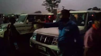 #लातेहार के मगध परियोजना क्षेत्र में जनहित आंदोलन के दौरान देवेन्द्र नाथ महतो को भारी पुलिस बल ने डिटेन किया। आंदोलन ओपन माइनिंग में जमा पानी में डूबकर 3 भाई-बहनों की मौ*त के मामले को लेकर किया जा रहा था। घटना के बाद इलाके में तनाव का माहौल।
#BigBreaking #LateharNews #DevendraNathMahto #CCL #JharkhandNews #TigerJairamMahto #HemantSoren #JusticeForVictims #NewsUpdateJharkhand #ViralNews