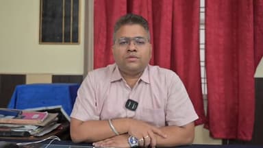 🚨नगरासू गुरुद्वारा प्रकरण पर प्रशासन का बड़ा बयान 🚨
रुद्रप्रयाग के नगरासू स्थित गुरुद्वारा साहिब में हुए विवाद को लेकर जिला प्रशासन और पुलिस ने स्थिति को पूरी तरह नियंत्रण में बताया है। प्रशासन का कहना है कि गुरुद्वारे की छत पर मौजूद निहंग सिखों से लगातार वार्ता जारी है और मामले के शांतिपूर्ण समाधान के प्रयास किए जा रहे हैं।
👉 पुलिस ने स्पष्ट किया है कि गुरुद्वारे पर किसी प्रकार का कब्जा नहीं हुआ है और न ही किसी व्यक्ति को बंधक बनाया गया है।
👉 गुरुद्वारे में लंगर, अरदास और श्रद्धालुओं का आवागमन सामान्य रूप से जारी है।
👉 हेमकुंड साहिब यात्रा और चारधाम यात्रा पूरी तरह सुरक्षित, सुचारू और निर्बाध रूप से संचालित हो रही हैं।
👉 प्रशासन ने सोशल मीडिया पर प्रसारित भ्रामक और अपुष्ट खबरों से सावधान रहने की अपील की है तथा केवल प्रशासन और पुलिस की आधिकारिक जानकारी पर भरोसा करने को कहा है।
जिलाधिकारी विशाल मिश्रा और पुलिस अधीक्षक नीहारिका तोमर स्वयं स्थिति की निगरानी कर रहे हैं। प्रशासन का कहना है कि जल्द ही वार्ता के माध्यम से मामले का समाधान निकालने का प्रयास जारी है।
#BreakingNews #NagrasuGurudwara #Rudraprayag #HemkundSahibYatra #CharDhamYatra #Uttarakhand #UttarakhandNews #PoliceUpdate #DMRudraprayag #SPRudraprayag #LatestNews