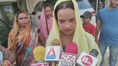 #गोंडा: चोरी के मामले में कार्रवाई न होने पर पीड़िता का आरोप
गोंडा के फखरपुर थाना क्षेत्र में एक महिला ने पुलिस पर लापरवाही का आरोप लगाया है। पीड़िता ज्योति कौशल का कहना है कि 17 दिन पहले उनके घर का ताला तोड़कर नकदी और घरेलू सामान चोरी कर लिया गया था। शिकायत के बावजूद कार्रवाई न होने पर उन्होंने उच्च अधिकारियों से गुहार लगाई, जिसके बाद मुकदमा दर्ज हुआ। आरोप है कि केस दर्ज होने के बाद भी पुलिस ने आरोपियों के खिलाफ कोई ठोस कार्रवाई नहीं की और चोरी गया सामान भी बरामद नहीं कराया गया। पीड़िता ने फखरपुर पुलिस पर भरोसा न होने की बात कही है।🔥
#Gonda #Fakharpur #UPPolice #CrimeNews JusticeForVictim BreakingNews ViralNews UttarPradesh PoliceAction NewsUpdate HindiNews TrendingNow ViralHashtags GondaNews UPNews