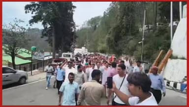 #राम गांव और बोर गांव की चारागाह की जमीन की नीलामी रोकने को #नई टिहरी #डीएम कार्यालय पहुंचे क्षेत्र के जनप्रतिनिधि व ग्रामीण। प्रशासन के खिलाफ की जमकर नारेबाजी। #देखिए: तस्वीरें।