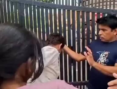 मध्यप्रदेश के विदिशा की घटना ने दिल दहला दिया! 💔
Re-NEET परीक्षा केंद्र, बायोमेट्रिक दिक्कतें और एडमिट कार्ड में गलती की वजह से तीन छात्राएं परीक्षा नहीं दे पाईं!
हर छात्रा के पीछे उनके माता-पिता भी खड़े थे! साथ थी बरसों की उम्मीदें, त्याग और सपने! जिसने भी यह पल देखा, भावुक हो गया!
पता नहीं इस “सिस्टम” को,
जनता के लिए कब बनाया जाएगा?
#neet #reeneet #एग्जाम