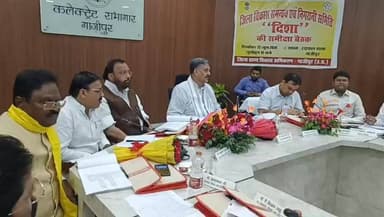 दिशा समिति की बैठक में जनसमस्याओं की गूंज, सड़क, बिजली, जाम और पेंशन के मुद्दे उठे...
गाजीपुर। राइफल क्लब, गाजीपुर में आयोजित जिला विकास समन्वय एवं निगरानी समिति (दिशा) की बैठक में जनपद की विभिन्न जनसमस्याओं को प्रमुखता से उठाया गया। बैठक की अध्यक्षता अफजाल अंसारी ने की। बैठक में जनपद के विधायकगण, जिलाधिकारी, मुख्य विकास अधिकारी तथा विभिन्न विभागों के अधिकारी मौजूद रहे।
बैठक के दौरान क्षेत्रीय विकास कार्यों की समीक्षा के साथ आम जनता से जुड़े मुद्दों पर विस्तार से चर्चा की गई। जनप्रतिनिधियों ने नोनहरा–यूसुफपुर मार्ग की जर्जर स्थिति का मुद्दा उठाते हुए लोक निर्माण विभाग के अधिकारियों को स्थिति से अवगत कराया और शीघ्र मरम्मत एवं समाधान की मांग की।
इसके अलावा विद्युत विभाग से संबंधित जर्जर बिजली तारों की समस्या, राष्ट्रीय राजमार्ग-31 पर लगातार लगने वाले जाम तथा पात्र लाभार्थियों को पेंशन योजनाओं का लाभ न मिलने जैसे मुद्दे भी प्रमुखता से रखे गए।
बैठक में सांसद एवं अन्य जनप्रतिनिधियों ने संबंधित विभागों के अधिकारियों को जनसमस्याओं के त्वरित एवं प्रभावी निस्तारण के निर्देश दिए। साथ ही विकास योजनाओं को समयबद्ध तरीके से पूरा करने तथा जनहित से जुड़े मामलों में संवेदनशीलता के साथ कार्रवाई सुनिश्चित करने पर जोर दिया गया।
#गाजीपुर #दिशा_बैठक #अफजाल_अंसारी #जनसमस्याएं #विकास_कार्य #PWD #विद्युत_विभाग #NH31 #पेंशन_समस्या #जनहित #जिला_विकास_समिति #गाजीपुर_समाचार DM_Ghazipur @highlight #newsghazipur #ghazipurnews61 #bharatnews61 #GhazipurNews #BreakingNews