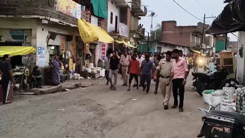 #पिटाई के #आरोपियों का पुलिस ने #निकाला #जुलूस: "अपराध करना पाप है, पुलिस हमारी बाप है" के नारे लगवाए
#पिपरई चिकमंगलूर चौराहे पर ट्रक ड्राइवर दिलीप यादव के साथ मारपीट करने वाले आरोपियों को पुलिस ने ऐसा सबक सिखाया कि पूरा बाजार देखने निकला। पुलिस ने तीन आरोपियों को गिरफ्तार कर उनका जुलूस निकाला और उनसे "अपराध करना पाप है, पुलिस हमारी बाप है" के नारे लगवाए।
SP Ashoknagar - M.P.