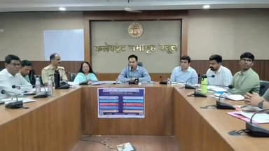 बैतूल"कम बारिश का अलर्ट: मूंग-उड़द बोएं किसान, खाद वितरण में लापरवाही पर होगी सख्त कार्रवाई"
बैतूल में संभावित कम बारिश को लेकर प्रशासन अलर्ट मोड पर है। कलेक्टर डॉ. सौरभ संजय सोनवणे ने कृषि और संबंधित विभागों के अधिकारियों के साथ समीक्षा बैठक कर किसानों के लिए अहम निर्देश जारी किए हैं। उपरोक्त जानकारी जनसंपर्क कार्यालय द्वारा सोमवार 6:30 बजे के लगभग प्रेस नोट के माध्यम से दी गई जिसमें बताया गया कि
एलनीनो के प्रभाव और सामान्य से कम बारिश की आशंका को देखते हुए किसानों को कम अवधि वाली फसलों की खेती करने की सलाह दी गई है। कृषि विज्ञान केंद्र के विशेषज्ञों के अनुसार जिले में मूंग, उड़द, तिल और अरहर की खेती किसानों के लिए बेहतर विकल्प हो सकती है। इन फसलों के बीज भी पर्याप्त मात्रा में उपलब्ध हैं। वहीं किसानों को पर्याप्त जल उपलब्धता होने पर ही धान की खेती करने की सलाह दी गई है।
बैठक में प्राकृतिक खेती, मिलेट्स और फसल विविधीकरण को बढ़ावा देने पर विशेष जोर दिया गया। कलेक्टर ने किसानों को आधुनिक और सफल कृषि तकनीकों से जोड़ने के लिए किसान भ्रमण कार्यक्रम को और प्रभावी बनाने के निर्देश दिए। साथ ही इंटरक्रॉपिंग और वैकल्पिक खेती के मॉडल को भी बढ़ावा देने की बात कही गई।
खाद वितरण व्यवस्था की समीक्षा करते हुए कलेक्टर ने स्पष्ट कहा कि किसानों को ई-टोकन के माध्यम से खाद प्राप्त करने में किसी भी प्रकार की परेशानी नहीं आनी चाहिए। इसके लिए शनिवार और रविवार को भी समितियों के माध्यम से खाद वितरण जारी रखने के निर्देश दिए गए हैं।
कलेक्टर डॉ. सोनवणे ने चेतावनी दी कि पर्याप्त स्टॉक होने के बावजूद खाद का ट्रांसफर नहीं करने वाले थोक विक्रेताओं के खिलाफ सख्त कार्रवाई की जाएगी। साथ ही खाद से जुड़ी शिकायतों के त्वरित समाधान के लिए कंट्रोल रूम को सक्रिय और प्रभावी बनाए रखने के निर्देश भी दिए गए हैं।
#Betul #BetulNews #KisanNews #FarmerAlert #Monsoon2026 #RainAlert #AgricultureNews #NaturalFarming #MilletsMission #CropDiversification #Moong #Urad #Til #KharifSeason #FarmersFirst #MPNews #MadhyaPradesh #KisanSamman #AgriUpdate #BetulBreaking #ViralNews #TrendingNews #KisanKiBaat #JaiKisan #IndianFarmers