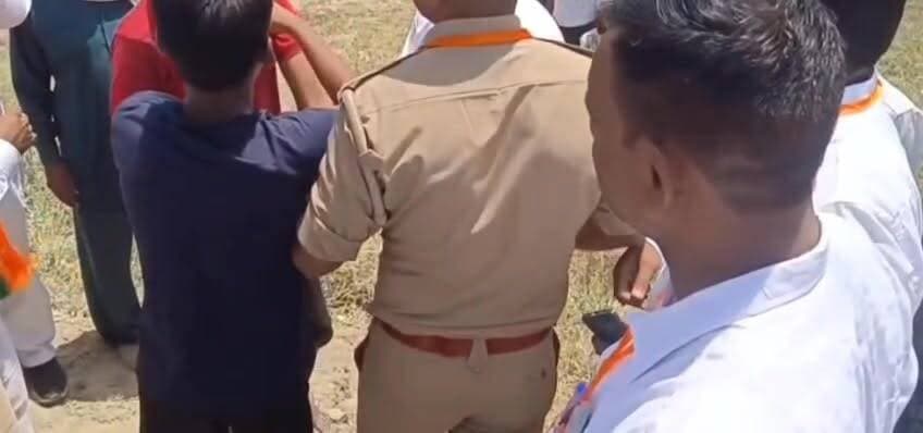 #फिरोजाबाद :सीएम योगी की सभा में युवक की पिटाई, मोबाइल चोरी का आरोप
मुख्यमंत्री की जनसभा के दौरान एक युवक पर मोबाइल चोरी का आरोप लगाते हुए लोगों ने जमकर पिटाई कर दी। घटना का वीडियो सोशल मीडिया पर वायरल हो रहा है।
#