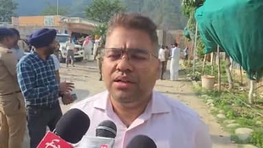 नगरासू गुरुद्वारा प्रकरण का शांतिपूर्ण समाधान
रुद्रप्रयाग के नगरासू गुरुद्वारा साहिब में पिछले कुछ दिनों से चल रहा घटनाक्रम आखिरकार शांतिपूर्ण ढंग से समाप्त हो गया है। जिलाधिकारी विशाल मिश्रा ने पुष्टि की है कि गुरुद्वारे की छत पर मौजूद सभी निहंग सिख सुरक्षित नीचे उतर आए हैं और उन्हें उनके गंतव्य के लिए रवाना कर दिया गया है।
जिलाधिकारी ने बताया कि पूरे प्रकरण की जांच की जाएगी तथा तथ्यों के आधार पर आगे की आवश्यक कार्रवाई सुनिश्चित की जाएगी। उन्होंने कहा कि प्रशासन की प्राथमिकता पूरे समय शांति व्यवस्था बनाए रखना और संवाद के माध्यम से समाधान निकालना रही।
नगरासू गुरुद्वारा प्रकरण ने बीते कुछ दिनों में क्षेत्र में चर्चाओं और तनाव का माहौल जरूर बनाया, लेकिन इसका अंत आपसी संवाद, धैर्य और प्रशासनिक संयम के साथ हुआ। यह घटनाक्रम इस बात का उदाहरण है कि संवेदनशील परिस्थितियों में बातचीत और समझदारी से समाधान निकाला जा सकता है।
#Rudraprayag #NagarasuGurudwara #Uttarakhand #PeacefulResolution #Administration #HemkundSahibYatra #CharDhamYatra #BreakingNews #UttarakhandNews