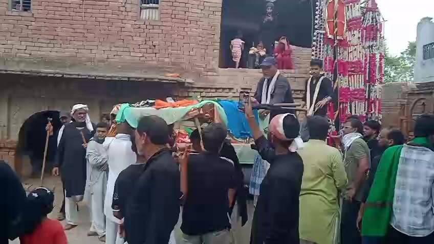 हसवा में निकला ऐतिहासिक सातवीं पलंग का जुलूस, हजारों जायरीनों ने की शिरकत
मातम, नौहाखानी और लंगर के बीच गूंजा मोहब्बत व भाईचारे का संदेश
सौ वर्षों से चली आ रही परंपरा का भव्य आयोजन, प्रशासन रहा मुस्तैद
✒️रिपोर्ट राहुल गुप्ता
फतेहपुर। मोहर्रम के अवसर पर फतेहपुर जनपद के हसवा कस्बे में आयोजित सातवीं पलंग का ऐतिहासिक जुलूस मंगलवार को श्रद्धा, अनुशासन और सौहार्दपूर्ण वातावरण में संपन्न हुआ। लाल हाता से शुरू होकर विभिन्न मार्गों से गुजरने वाले इस पारंपरिक जुलूस में बड़ी संख्या में जायरीनों ने भाग लिया। मातम, नौहाखानी और लंगर वितरण के साथ आयोजित इस धार्मिक कार्यक्रम ने क्षेत्र में गंगा-जमुनी तहजीब और सामाजिक एकता की मिसाल पेश की।
फतेहपुर जनपद के हसवा कस्बे में मोहर्रम की सातवीं तारीख को निकलने वाला ऐतिहासिक पलंग जुलूस पूरे धार्मिक उत्साह और श्रद्धा के साथ संपन्न हुआ। जुलूस लाल हाता से प्रारंभ होकर हरा हाता, चौगलिया और बाजार क्षेत्र से होते हुए अपने निर्धारित मार्ग पर आगे बढ़ा।
जुलूस के दौरान बड़ी संख्या में जायरीन शामिल हुए और इमाम हुसैन की शहादत को याद करते हुए जंजीर एवं कमा का मातम किया गया। बाजार क्षेत्र में पहुंचने पर नौहाखानी का विशेष कार्यक्रम आयोजित हुआ, जिसमें प्रसिद्ध नौहाखानों सुहैल ज़ैदी, कौशर रिजवी और सरवर हुसैन ने अपने मार्मिक नौहे पेश किए।
श्रद्धालुओं ने अपनी मन्नतें पूरी होने पर पलंग पर फूल और रेवड़ी चढ़ाई तथा परिवार की खुशहाली और अमन-चैन के लिए दुआएं मांगीं। जुलूस के दौरान जगह-जगह सबील और लंगर की व्यवस्था भी की गई।
चौधराना मोहल्ले में सलीम द्वारा जायरीनों को शरबत पिलाया गया, जबकि जुबैर और छोटे ने बिस्कुट वितरित कर सेवा कार्य में योगदान दिया। पूरे मार्ग पर सामाजिक और धार्मिक संगठनों द्वारा श्रद्धालुओं के लिए विभिन्न व्यवस्थाएं की गईं।
जुलूस कमेटी के संयोजक ताजदार ज़ैदी ने बताया कि लाल हाता से सातवीं पलंग का यह जुलूस लगभग सौ वर्षों से निरंतर निकाला जा रहा है और यह क्षेत्र की सांस्कृतिक एवं धार्मिक विरासत का महत्वपूर्ण हिस्सा है। उन्होंने कार्यक्रम के सफल संचालन में प्रशासन और पुलिस विभाग के सहयोग के लिए आभार व्यक्त किया।
सुरक्षा व्यवस्था के दृष्टिगत थरियांव थाना प्रभारी शमशेर सिंह, हसवा चौकी प्रभारी अरुण कुमार मौर्य सहित पुलिस बल पूरे समय क्षेत्र में तैनात रहा। पुलिस द्वारा लगातार गश्त कर शांति एवं कानून व्यवस्था बनाए रखी गई।
इस अवसर पर ताजदार ज़ैदी, हुसैन रिजवी, शमशाद रिजवी, अज्जू,काजिम रिजवी सहित जुलूस कमेटी के अनेक सदस्य एवं क्षेत्र के गणमान्य नागरिक उपस्थित रहे।
वायरल फैक्ट
सातवीं पलंग के जुलूस की तस्वीरें और वीडियो सोशल मीडिया पर तेजी से साझा किए जा रहे हैं।विशेष रूप से श्रद्धालुओं की भारी भागीदारी, नौहाखानी और लंगर वितरण के दृश्य लोगों के बीच चर्चा का विषय बने हुए हैं।स्थानीय लोगों ने इसे धार्मिक आस्था और सामाजिक एकता का प्रतीक बताया।
हसवा में आयोजित सातवीं पलंग का जुलूस केवल एक धार्मिक आयोजन नहीं बल्कि सामाजिक सद्भाव,परंपरा और सामुदायिक सहभागिता का जीवंत उदाहरण भी है।दशकों पुरानी इस परंपरा ने एक बार फिर यह संदेश दिया कि विविधता में एकता और आपसी सम्मान ही समाज की सबसे बड़ी ताकत है
🟥 अपील
NDNEWS | दैनिक निष्पक्ष धारा सभी नागरिकों से अपील करता है कि धार्मिक आयोजनों को शांति,अनुशासन और आपसी भाईचारे के साथ संपन्न कराएं।सभी समुदायों की आस्था का सम्मान करना और सामाजिक सौहार्द बनाए रखना हम सभी की साझा जिम्मेदारी है।
👇👇
@dgpup
@RSSorg
@UPGovt
@wpl1090
@RSSgeet
@Uppolice
@MIB_India
@PMOIndia
@HMOIndia
@abmanglik
@VHPDigital
@igrangealld
@myogioffice
@InfoDeptUP
@dmfatehpur
@sdmsadarftp
@CMOfficeUP
@CMOUP_RC
@ChiefSecyUP
@ChiefSecyUP
@MahantYogiG
@FatehpurSdm
@fatehpurpolice
@BajrangDalOrg
@112UttarPradesh
@myogiadityanath
@CommissionerPrg
@ADGZonPrayagraj
👇🏿👇🏿
#NDNews #दैनिकनिष्पक्षधारा #Fatehpur #Haswa #Muharram2026 #SaatviPalan #MuharramProcession #CommunalHarmony #Peace #Brotherhood #FatehpurNews
#NDNewsChannel #FatehpurPolice #Haswa #Muharram #TajdarZaidi #CommunalHarmony #PeaceAndUnity #Fatehpur #UPPolice #BreakingNews
👇🏿👇🏿👇🏿
🟥 ND NEWS | दैनिक निष्पक्ष धारा
मुख्य संपादक / संस्थापक: राजन सिंह हाड़ा
सह-संपादक: शालिनी सिंह भदौरिया
📍 कार्यालय-3: U158, हीरा स्वीट्स के पास, विकास मार्ग, लक्ष्मी नगर, पूर्वी दिल्ली(110092) (NCR)
📍 कार्यालय-2: विधानसभा रोड, बर्लिंगटन चौराहा, लखनऊ (226001) (UP)
📍 कार्यालय-1: 1/1 अटल बिहारी चौराहा, नियर बर्मा चौराहा, फतेहपुर (212601) (UP)
📞 मोबाइल: 9696119696