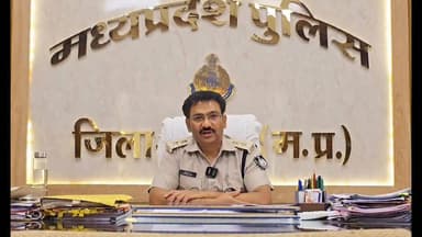 *"जादू-टोने के शक में मासूम का कत्ल: 12 साल के अंकुश को मौत के घाट उतार जंगल में फेंका शव, 48 घंटे में पुलिस ने खोला राज!"पुलिस अधीक्षक ने बैतूल में किया पुरे मामले का पर्दाफाश*
"जादू-टोने के शक में 12 साल के मासूम का कत्ल: जंगल में फेंका शव, 48 घंटे में पुलिस अधीक्षक ने बैतूल में किया पर्दाफाश
बैतूल जिले के मुलताई से दिल दहला देने वाली वारदात सामने आई है, जहां अंधविश्वास और जादू-टोने के शक में एक 12 वर्षीय मासूम की बेरहमी से हत्या कर दी गई। इस सनसनीखेज हत्याकांड का खुलासा मुलताई पुलिस ने महज 48 घंटे के भीतर करते हुए दो आरोपियों को गिरफ्तार कर लिया है। पुलिस अधीक्षक कार्यालय से पुलिस अधीक्षक में मंगलवार दोपहर 1:30 बजे जानकारी देते हुए बताया कि ताईखेड़ा गांव निवासी 12 वर्षीय अंकुश आहके 20 जून की दोपहर से लापता था। परिजनों ने पुलिस को बताया कि गांव का ही युवक सुदामा इनवाती उसे खेलने के बहाने अपने साथ ले गया था, जिसके बाद वह घर नहीं लौटा। शिकायत मिलते ही पुलिस ने गुमशुदगी का मामला दर्ज कर तलाश शुरू की।
जांच के दौरान पुलिस का शक सुदामा इनवाती पर गया। हिरासत में लेकर पूछताछ की गई तो उसने चौंकाने वाला खुलासा किया। आरोपी ने बताया कि उसने अपने साथी राकेश उइके के साथ मिलकर अंधविश्वास और जादू-टोने के शक में मासूम अंकुश की हत्या कर दी। दोनों आरोपियों ने पहले लोहे की रॉड से हमला किया, फिर रस्सी से गला घोंटकर उसकी जान ले ली।
हत्या के बाद आरोपियों ने शव को बोरी में बांधा और ग्राम सालईढाना के जंगल में एक नाले में फेंक दिया ताकि किसी को भनक न लगे। पुलिस ने आरोपियों की निशानदेही पर शव बरामद कर लिया और दोनों को गिरफ्तार कर लिया है।
पुलिस अधीक्षक वीरेन्द्र जैन ने लोगों से अंधविश्वास और अफवाहों से दूर रहने की अपील करते हुए कहा है कि वैज्ञानिक सोच और कानून पर भरोसा ही ऐसे जघन्य अपराधों को रोक सकता है। फिलहाल पुलिस मामले की आगे की जांच में जुटी हुई है।
#JusticeForAnkush #अंधविश्वास_की_कीमत #जादूटोने_के_शक_में_हत्या #बैतूल_पुलिस #BetulNews #BreakingNews #CrimeNews #48घंटे_में_खुलासा #मध्यप्रदेश_समाचार #PoliceAction #BetulPolice
#BetulNews
#Multai
#JusticeForAnkush
#BreakingNews
#CrimeNews
#MadhyaPradeshNews
#PoliceAction
#BlindMurderCase
#SuperstitionKills
#StopSuperstition
#Justice
#MPPolice
#ViralNews
#Exclusive
#अंधविश्वास_की_कीमत
#जादूटोने_के_शक_में_हत्या
#मासूम_की_हत्या
#बैतूल_समाचार
#मुलताई_समाचार का पार्ट 7