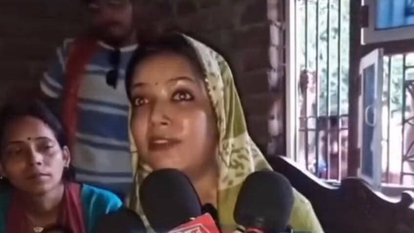 भरत तिवारी के परिजनों से मिलीं पवन सिंह की पत्नी ज्योति सिंह, जताई संवेदना और न्याय की उम्मीद
#JyotiSingh #PawanSingh #BharatTiwari #BhojpuriCinema #Shahpur #Bhojpur #BiharNews #PoliceEncounter #JusticeForBharatTiwari #BreakingNews #ज्योतिसिंह #पवनसिंह #भरततिवारी #भोजपुर #शाहपुर #संवेदना #न्यायकीमांग #बिहारसमाचार #ब्रेकिंगन्यूज #भोजपुरी_जगत Part 4