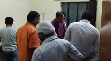 आमने-सामने बाइक भिड़ंत में तीन घायल, सीएचसी में भर्ती
चायल, कौशाम्बी। पिपरी थाना क्षेत्र के बिन्दा-लिसोड़ा मोड़ के पास मंगलवार शाम दो बाइकों की आमने-सामने जोरदार भिड़ंत हो गई। हादसे में दोनों बाइक सवारों समेत तीन लोग घायल हो गए। दुर्घटना के बाद मौके पर लोगों की भीड़ जुट गई।
स्थानीय लोगों ने तत्परता दिखाते हुए घायलों को एम्बुलेंस की मदद से इलाज के लिए सामुदायिक स्वास्थ्य केंद्र (सीएचसी) चायल भेजवाया, जहां उनका उपचार किया गया। बताया जा रहा है कि हादसा तेज रफ्तार और आमने-सामने टक्कर होने के कारण हुआ। सूचना मिलने पर पुलिस भी मौके पर पहुंची और मामले की जांच में जुट गई।
#कौशाम्बी #चायल #पिपरीथाना #सड़कहादसा #बाइकहादसा सीएचसीचायल