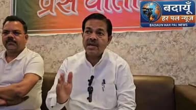▪️कासगंज से लखनऊ (ऐशबाग) के बीच चलेगी नई एक्सप्रेस ट्रेन, रेल मंत्री ने दी मंजूरी.
नई दिल्ली:कासगंज और लखनऊ संभाग के रेल यात्रियों के लिए एक बड़ी और खुशखबरी वाली खबर है। रेल मंत्रालय ने कासगंज से लखनऊ (ऐशबाग) के बीच एक नई एक्सप्रेस ट्रेन के परिचालन को हरी झंडी दे दी है। यह नई ट्रेन वाया बदायूँ, बरेली, पीलीभीत, पूरनपुर, मैलानी, लखीमपुर और सीतापुर होकर चलेगी।
▪️रेल मंत्री ने पत्र लिखकर दी जानकारी.
केंद्रीय रेल मंत्री श्री अश्विनी वैष्णव ने केंद्रीय मंत्री श्री B L Verma के पत्र का संदर्भ लेते हुए उन्हें लिखित में सूचित किया है कि जनसुविधा को ध्यान में रखते हुए इस नए रूट पर ट्रेन चलाने की स्वीकृति प्रदान कर दी गई है।
ट्रेन नंबर और रूट,रेल मंत्रालय द्वारा दी गई मंजूरी के अनुसार, इस नई ट्रेन सेवा का विवरण इस प्रकार है:
ट्रेन संख्या: 15312 / 15311
नाम: कासगंज - ऐशबाग (लखनऊ) एक्सप्रेस
मुख्य स्टेशन (रूट): कासगंज,बदायूँ, बरेली, पीलीभीत, पूरनपुर, मैलानी, लखीमपुर, सीतापुर और ऐशबाग (लखनऊ)।
इस नई ट्रेन के शुरू होने से तराई और रुहेलखंड क्षेत्र के जिलों जैसे बरेली, पीलीभीत, लखीमपुर खीरी और सीतापुर के लोगों को राजधानी लखनऊ और कासगंज की ओर आने-जाने के लिए सीधा और सुलभ साधन मिल जाएगा। उम्मीद जताई जा रही है कि रेलवे जल्द ही इस ट्रेन के समय सारणी (टाइम टेबल) और परिचालन शुरू होने की तारीख की घोषणा करेगा।
#badaunharpalnews #budaunharpal #badaunharpal #UttarPradeshNews #badaunnews #ujhani #AshwiniVaishnaw #tv #socialmediamarketing #budaun #badaun #indianrailways #lucknow बदायूँ हर पल न्यूज़ B. L. Verma Rajeev Kumar Gupta @badaunharpalnews