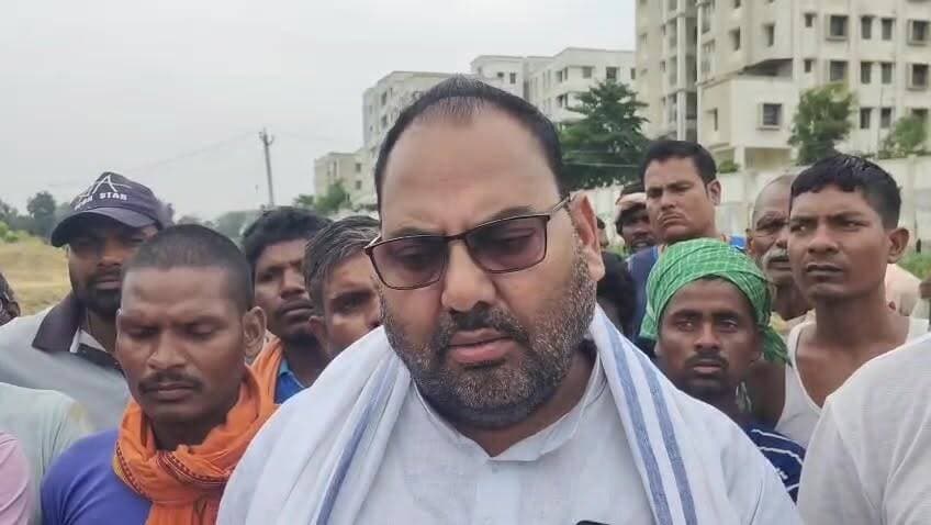 विधायक प्रमोद कुमार सिंह ने घटना के संबंध में क्या कुछ कहा जरूर सुने
रफीगंज प्रखंड के कासमा थाना क्षेत्र के अरथुआ पति की प्रताड़ना से परेशान महिला ने दो मासूम बेटियों के साथ नदी में कूदकर दी जान,
इलाके में मचा हड़कंप, विधायक प्रमोद सिंह पहुंच दिया सांत्वना, विधायक ने क्या कहा सुने।
#रफीगंज
#कासमा_थाना
#अरथुआ
#AurangabadNews
#BiharNews
#BreakingNews
#प्रमोद_कुमार_सिंह
#SadNews
#JusticeForVictims
#हादसा
#औरंगाबाद
#बिहार_समाचार