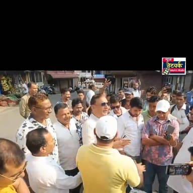 द्वाराहाट में विधायक मदन बिष्ट और भाजपा कार्यकर्ताओं के बीच तीखी नोकझोंक, चौराहे पर बना तनावपूर्ण माहौल
द्वाराहाट, 24 जून। द्वाराहाट के मुख्य चौराहे पर बुधवार को उस समय माहौल गरमा गया जब द्वाराहाट विधानसभा के विधायक मदन सिंह बिष्ट और भाजपा कार्यकर्ता आमने-सामने आ गए। दोनों पक्षों के बीच तीखी नोकझोंक हुई, जिससे कुछ देर के लिए तनावपूर्ण स्थिति बन गई।
जानकारी के अनुसार, यह मामला दो दिन पूर्व आयोजित बहुउद्देश्यीय शिविर में विधायक मदन बिष्ट और भाजपा नेता अनिल साही के बीच हुए विवाद से जुड़ा बताया जा रहा है। उस दौरान मंच पर बैठने को लेकर शुरू हुआ विवाद बाद में काफी बढ़ गया था।
भाजपा कार्यकर्ताओं का आरोप है कि शिविर के दौरान विधायक मदन बिष्ट ने केंद्र सरकार की "हर घर नल, हर घर जल" योजना पर चर्चा करते हुए प्रधानमंत्री के पिता के संबंध में आपत्तिजनक टिप्पणी की थी। इसी आरोप को लेकर भाजपा कार्यकर्ता पिछले दो दिनों से विधायक के खिलाफ प्रदर्शन कर रहे हैं तथा विभिन्न स्थानों पर उनके पुतले भी फूंके जा रहे हैं।
बुधवार को जब विधायक मदन बिष्ट द्वाराहाट के मुख्य चौराहे पर पहुंचे तो वहां भाजपा कार्यकर्ता भी एकत्र हो गए। इसके बाद दोनों पक्षों के बीच तीखी बहस शुरू हो गई और माहौल तनावपूर्ण हो गया। मौके पर मौजूद लोगों और पुलिस की समझाइश के बाद स्थिति को शांत कराया गया।
हालांकि, विधायक मदन बिष्ट की ओर से इस मामले में क्या प्रतिक्रिया दी गई है, इसकी जानकारी समाचार लिखे जाने तक प्राप्त नहीं हो सकी थी।
घटना के बाद क्षेत्र में राजनीतिक माहौल और अधिक गर्मा गया है तथा दोनों दलों के समर्थकों के बीच इस मुद्दे को लेकर चर्चाओं का दौर जारी है।
#live #almora #dwarahat #viral #kumaon