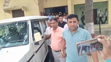 बुलंदशहर: एक लाख रुपए की रिश्वत लेते मंडी सचिव रंगे हाथ गिरफ्तार,एंटी करप्शन टीम ने सचिव नाहर सिंह से बरामद किए एक लाख रुपए।
पीड़ित आढ़ती अतुल गुप्ता को नोटिस देकर एक लाख रुपए की रिश्वत लेने का है आरोप।लगातार शोषण से परेशान पीड़ित ने एंटी करप्शन टीम से सचिव की शिकायत की थी।आरोपी सचिव को हिरासत में लेकर थाने पहुंची टीम कार्रवाई में जुटी।खुर्जा की नवीन फल एवं सब्जी मंडी का मामला।
#Bulandshahr #BulandshahrNews #Khर्जा #KhurjaNews #AntiCorruption #AntiCorruptionTeam #BriberyCase #रिश्वतखोरी #MandiSecretary #UPNews #UttarPradeshNews #BreakingNews #CrimeNews #UPPolice #Corruption #NewsUpdate