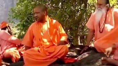 🙏 प्यास लगी थी, पानी सामने रखा था... लेकिन योगी आदित्यनाथ ने पीने से कर दिया इनकार! 🚩
यह पुराना वीडियो उस समय का बताया जाता है जब योगी आदित्यनाथ सांसद थे और नासिक के त्र्यंबकेश्वर दौरे पर पहुंचे थे। संतों के साथ धार्मिक और सांस्कृतिक विषयों पर चर्चा के दौरान उन्हें पानी दिया गया, लेकिन उन्होंने यह कहते हुए पानी पीने से मना कर दिया कि यह एक पवित्र स्थान है और वे बाहर निकलने के बाद ही जल ग्रहण करेंगे।
यह वीडियो उनके धार्मिक अनुशासन और आस्था के प्रति समर्पण को दर्शाने के रूप में सोशल मीडिया पर साझा किया जा रहा है। 🙏🚩
#YogiAdityanath #Hindutva #SanatanDharma #Trimbakeshwar #Nashik #YogiJi #HinduCulture #Spirituality #BharatNamaNews #ViralVideo #IndiaNews #TrendingNews #Faith #Sanatan #HinduLeader 🚩🙏🕉️