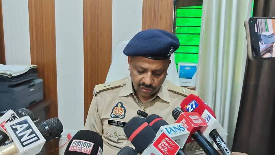 भाई को बचाने में सरयू में कूदीं दो बहनें अब भी लापता, 24 घंटे बाद भी नहीं मिला सुराग: एएसपी
#मऊ #मधुबन #सरयू_नदी #दो_बहनें_लापता #NDRF #MauNews