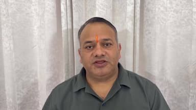 🚨 क्या आपको याद है वह दिन, जब लोकतंत्र की आवाज़ को दबाने की कोशिश की गई थी?
25 जून 1975 भारतीय लोकतंत्र के इतिहास का वह काला अध्याय है, जब देश पर आपातकाल थोपकर नागरिकों के मौलिक अधिकारों को कुचल दिया गया। लाखों लोकतंत्र प्रेमियों और एक लाख से अधिक राजनीतिक कार्यकर्ताओं को जेलों में बंद कर दिया गया।
राष्ट्रीय स्वयंसेवक संघ के हजारों स्वयंसेवकों सहित अनेक लोकतंत्र सेनानियों ने कठिन यातनाएं सहकर भी लोकतंत्र की रक्षा के लिए संघर्ष जारी रखा। हिमाचल प्रदेश के 81 लोकतंत्र सेनानियों का योगदान भी अविस्मरणीय है। पूर्व मुख्यमंत्री शांता कुमार, राधा रमण शास्त्री, मोहिंदर नाथ सोफत, कंवर दुर्गा चंद और श्यामा शर्मा जैसे योद्धाओं का त्याग आने वाली पीढ़ियों को प्रेरित करता रहेगा।
आज "संविधान हत्या दिवस" पर हम उन सभी लोकतंत्र सेनानियों को श्रद्धापूर्वक नमन करते हैं, जिन्होंने अपने संघर्ष, साहस और बलिदान से लोकतंत्र की ज्योति को बुझने नहीं दिया।
लोकतंत्र की रक्षा के लिए दिया गया हर बलिदान राष्ट्र सदैव याद रखेगा।
— डॉ. जनक राज
विधायक, भरमौर-पांगी
#SamvidhanHatyaDiwas #Emergency1975 #IndianDemocracy #DemocracyMatters #NeverForget1975 #ConstitutionOfIndia #DemocraticValues #IndiaHistory #TributeToDemocracy #BharmaurPangi #HimachalPradesh #DemocracyWarriors