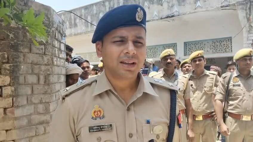🚨 फतेहपुर में पारिवारिक विवाद के दौरान फायरिंग, बेटे और बहू घायल
#फतेहपुर के #बिंदकी थाना क्षेत्र के सीतापुर गांव में पारिवारिक विवाद के दौरान फायरिंग की घटना सामने आई है। पुलिस के अनुसार, सूचना मिलने पर तत्काल मौके पर पहुंचकर घायलों को अस्पताल भेजा गया।
बताया गया है कि विवाद के दौरान लाइसेंसी डबल बैरल गन से फायरिंग हुई, जिसमें एक महिला और एक पुरुष घायल हो गए। दोनों को प्राथमिक उपचार के बाद बेहतर इलाज के लिए #कानपुर रेफर किया गया, जहां उनका उपचार जारी है।
पुलिस ने घटनास्थल का निरीक्षण कर वारदात में प्रयुक्त लाइसेंसी असलहा कब्जे में लेकर सीज कर दिया है। मामले में नामित आरोपी की तलाश के लिए पुलिस टीमें गठित कर दी गई हैं। पुलिस का कहना है कि जांच और आवश्यक कानूनी कार्रवाई जारी है।
इस संबंध में #पुलिसअधीक्षक #फतेहपुर ने भी जानकारी साझा की है।
#FatehpurNews #Bindki #Kanpur #UttarPradeshNews #JanHunkarNews