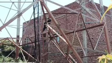 #फर्रुखाबाद: प्रेमिका के लिए 200 फीट ऊंचे टावर पर चढ़ा युवक, 5 घंटे चला हाई-वोल्टेज ड्रामा
फर्रुखाबाद के कायमगंज में एक युवक शादीशुदा प्रेमिका से शादी की जिद में 200 फीट ऊंचे मोबाइल टावर पर चढ़ गया। युवक ने खुद डायल-112 पर फोन कर पुलिस को सूचना दी और प्रेमिका को बुलाने की मांग करने लगा। सूचना मिलते ही पुलिस, फायर ब्रिगेड और एंबुलेंस की टीमें मौके पर पहुंच गईं।
करीब पांच घंटे तक चली समझाइश और रेस्क्यू ऑपरेशन के बाद पुलिस ने युवक को सकुशल नीचे उतार लिया। युवक की पहचान उत्तराखंड निवासी चंदन शेखावत (30) के रूप में हुई है। पुलिस मामले की जांच कर रही है। अधिकारियों की सूझबूझ और धैर्य से एक बड़ा हादसा टल गया।
#Farrukhabad #Kayamganj #MobileTowerDrama #LoveStory #HighVoltageDrama #UPPolice #RescueOperation #BreakingNews #ViralNews #UttarPradesh #ChandanShekhawat #PoliceAlert #TowerClimb #TrendingNow #NewsUpdate #HindiNews #UPNews #LoveDrama #Dial112 #ViralStory