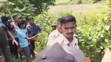 🚨 दूधपुरा में महिला से रुपये झपटने की कोशिश, ग्रामीणों ने आरोपी को पकड़कर पुलिस को सौंपा 🚨
समस्तीपुर जिले के हसनपुर प्रखंड अंतर्गत दूधपुरा में एक महिला उस समय झपटमार गिरोह का शिकार होने से बाल-बाल बच गई, जब वह अपनी बेटी की शादी के लिए बैंक से रुपये निकालकर घर लौट रही थी।
बताया जा रहा है कि रास्ते में एक युवक ने महिला के हाथ से रुपये झपटकर भागने की कोशिश की। महिला के शोर मचाने पर आसपास के लोग तुरंत सक्रिय हो गए और पीछा कर आरोपी को पकड़ लिया। इसके बाद स्थानीय लोगों ने आरोपी को पुलिस के हवाले कर दिया।
घटना के बाद इलाके में काफी देर तक लोगों की भीड़ जुटी रही। लोगों का कहना है कि शादी-विवाह के मौसम में बैंक से पैसे निकालकर आने वाले लोगों को विशेष सतर्क रहने की जरूरत है। वहीं पुलिस मामले की जांच में जुट गई है और आरोपी से पूछताछ की जा रही है।
#Samastipur #Hasanpur #Dudhpura #CrimeNews #ViralNews #BiharNews #BreakingNews #Viral #FacebookPost #बिहार #समस्तीपुर #हसनपुर #दूधपुरा #चोरी #झपटमारी #पुलिस #वायरल_न्यूज़